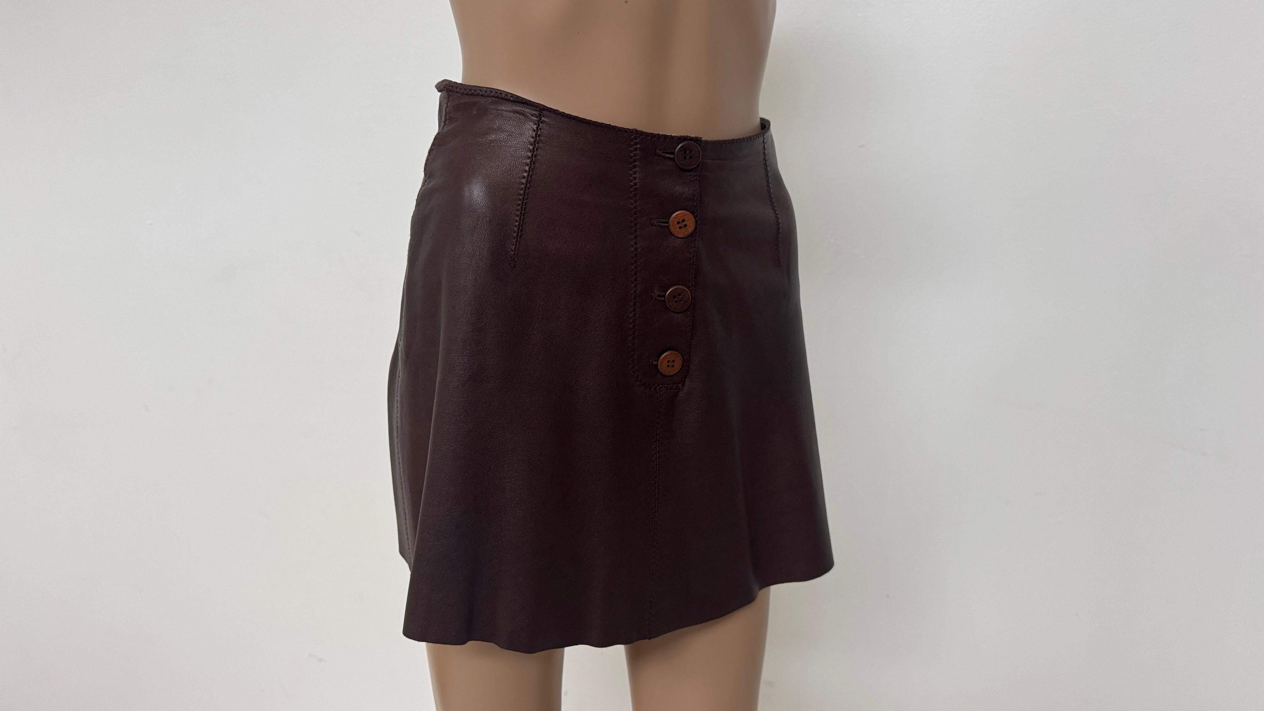 Rara minifalda de cuero marrón chocolate de Plein Sud de principios de los 2000 con botones delanteros Black en venta