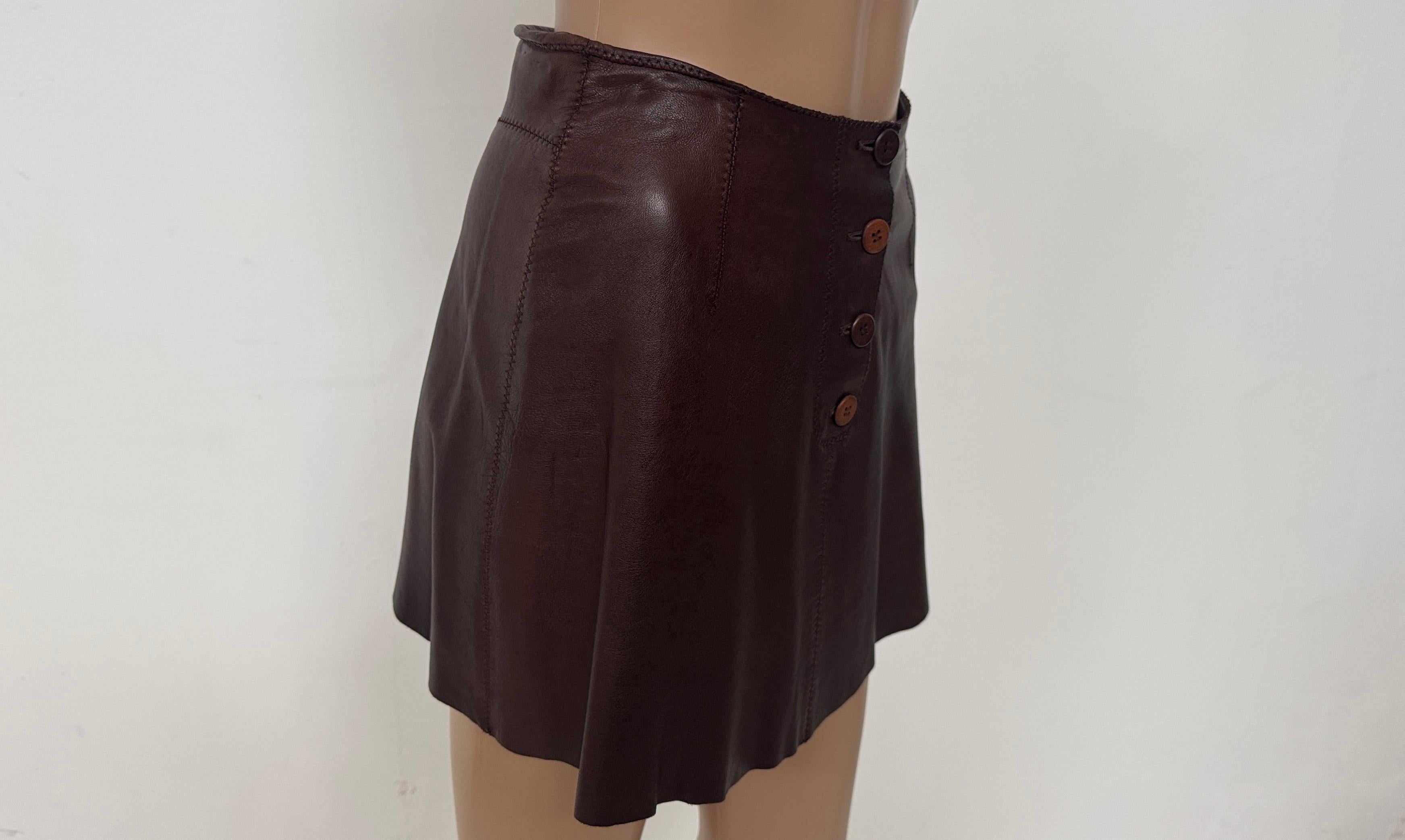 Rara minifalda de cuero marrón chocolate de Plein Sud de principios de los 2000 con botones delanteros en Bueno estado para la venta en Milano, IT