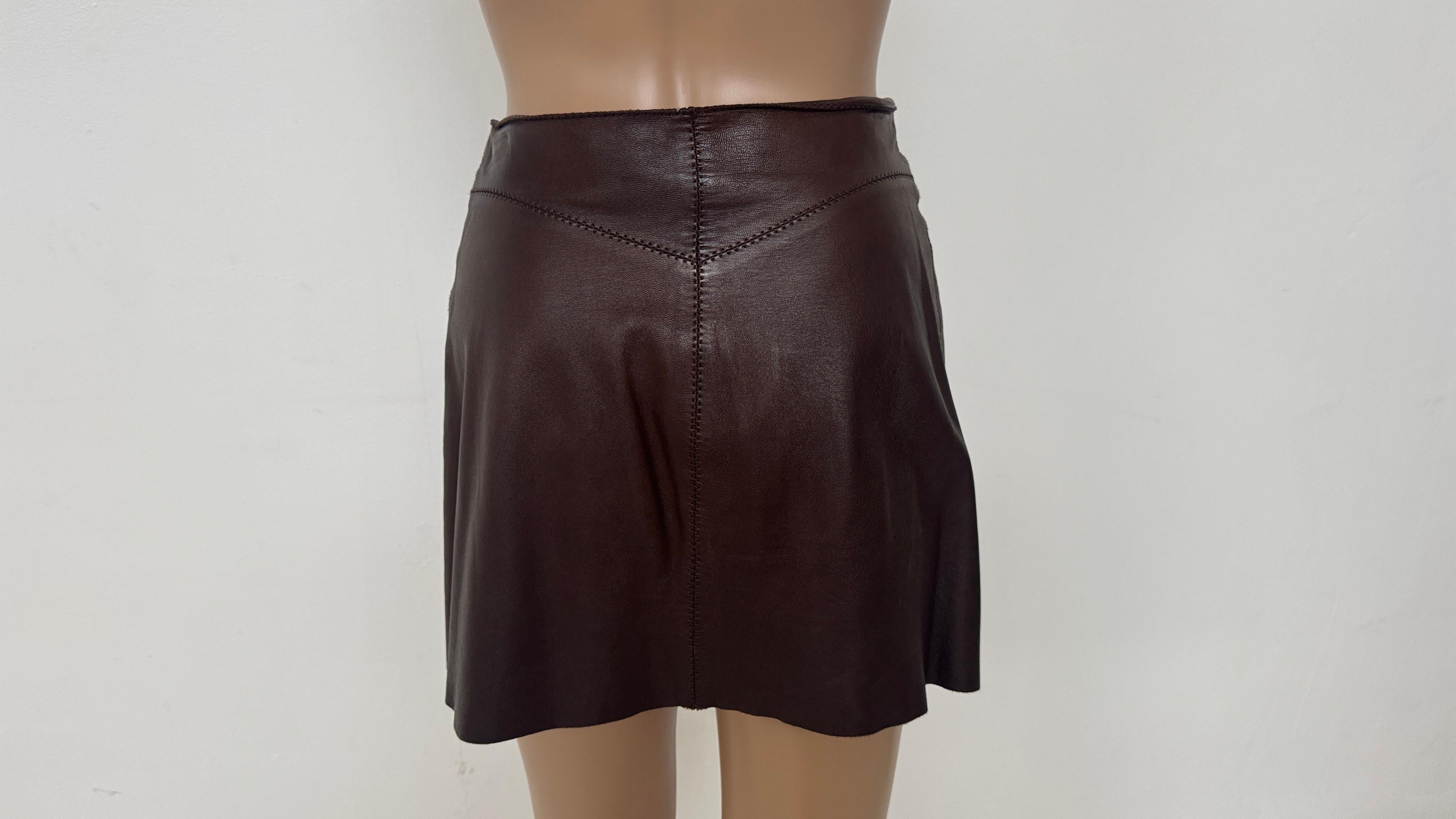 De las mujeres Rara minifalda de cuero marrón chocolate de Plein Sud de principios de los 2000 con botones delanteros en venta