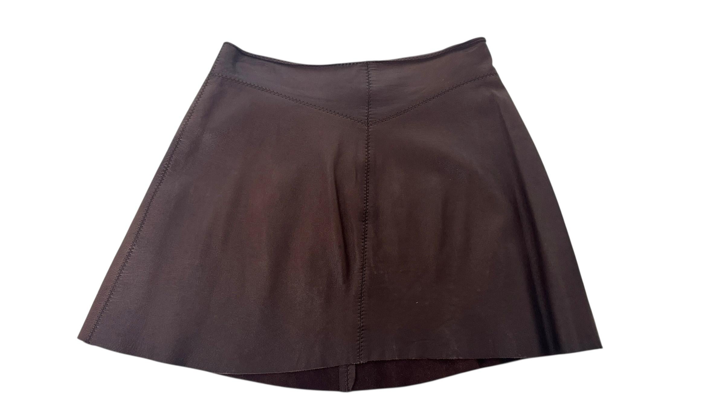 Rara minifalda de cuero marrón chocolate de Plein Sud de principios de los 2000 con botones delanteros en venta 1