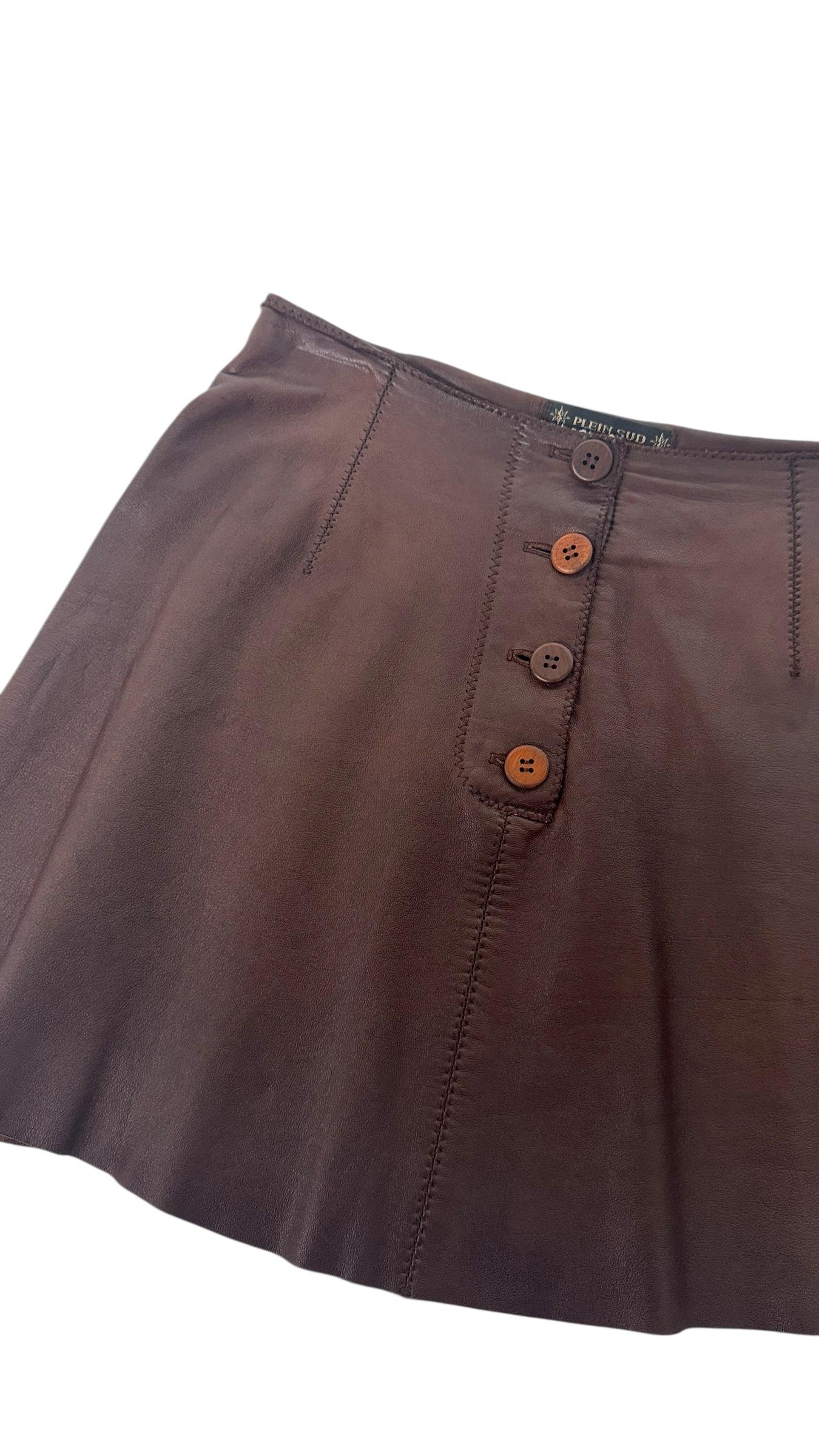 Rara minifalda de cuero marrón chocolate de Plein Sud de principios de los 2000 con botones delanteros en venta 4