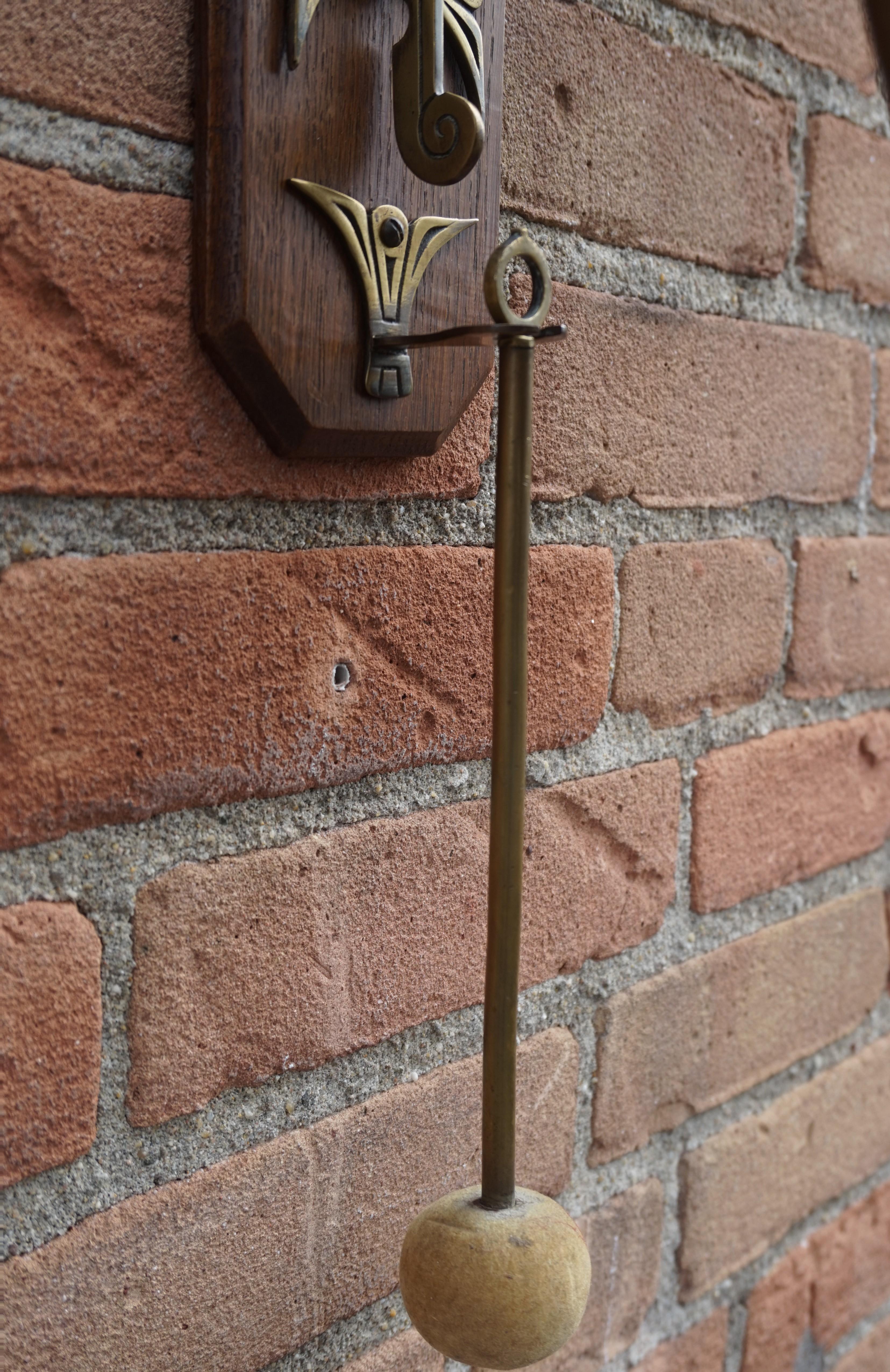 Rare Early 20th Century Brass & Oak Arts & Crafts House Gong for Wall Mounting In Good Condition In Lisse, NL