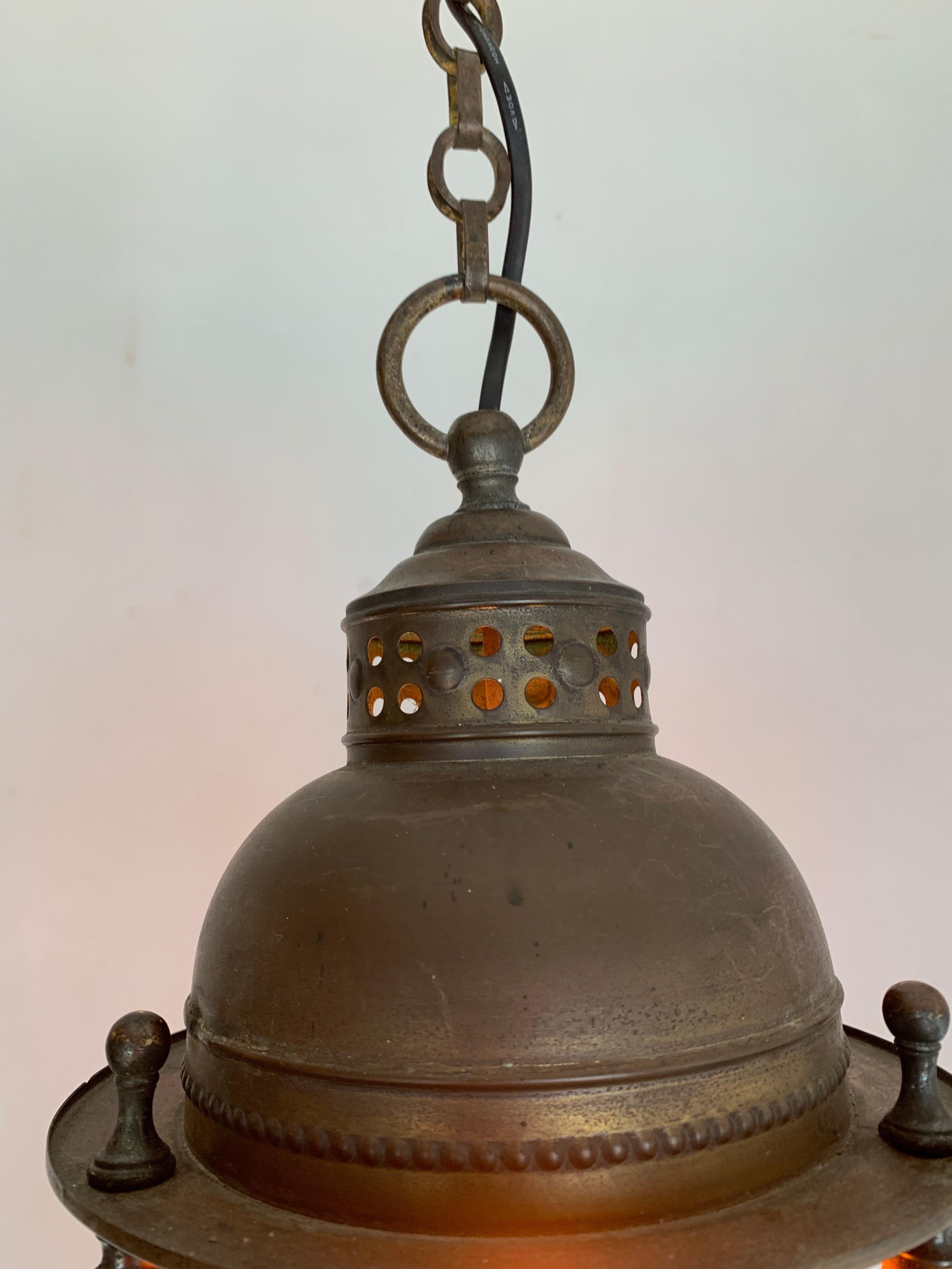 Rare lampe à suspension modèle de navire du début du 20e siècle en laiton et verre orange en vente 10