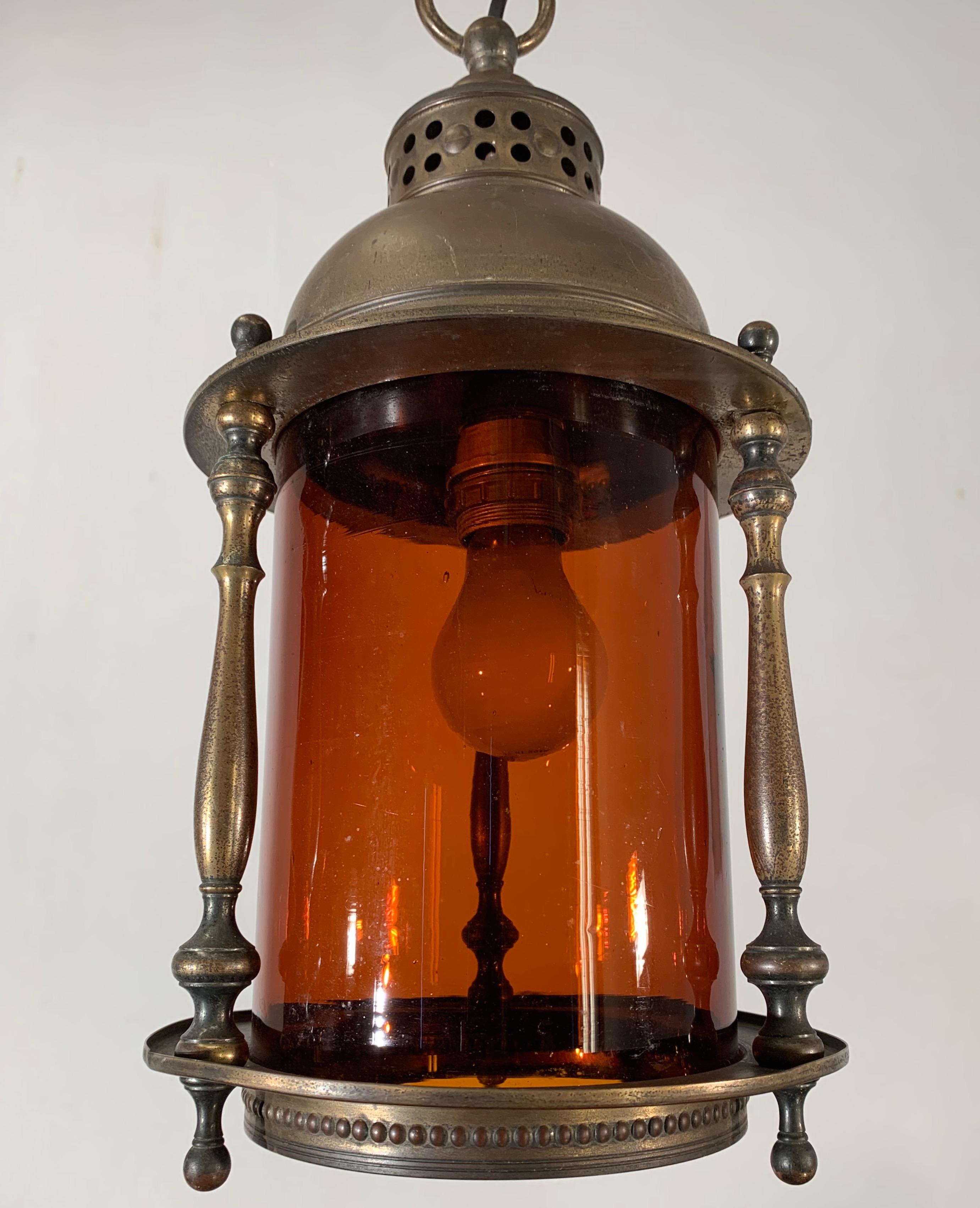 Seltene von Schiffslaternen inspirierte Leuchte mit originalem Rundglas

Wenn Sie auf der Suche nach einer stilvollen Arts & Crafts-Hängeleuchte sind, um eine warme Atmosphäre in Ihrem Eingangsbereich, in Ihrem Schlafzimmer, auf Ihrem Treppenabsatz