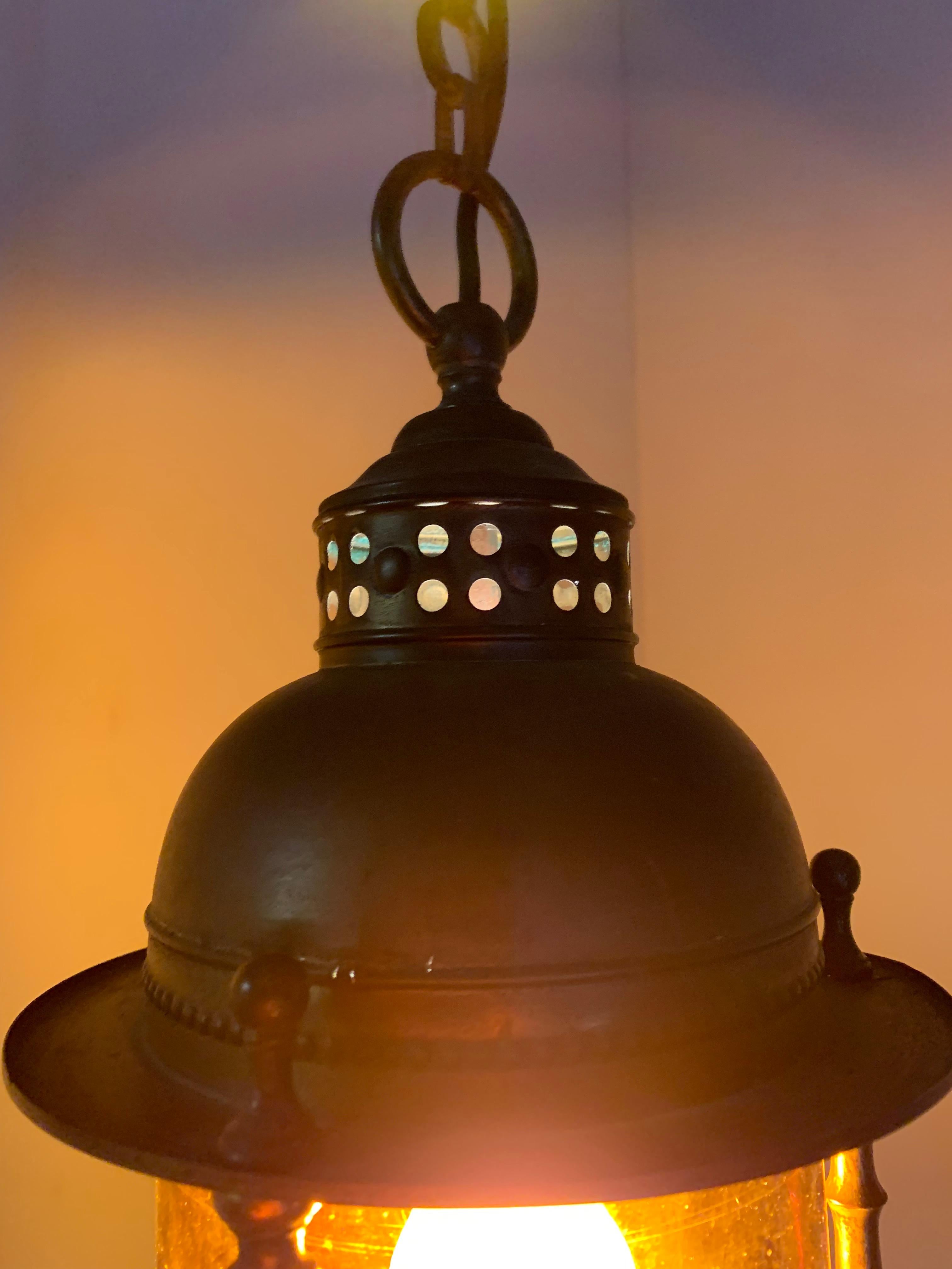 Rare lampe à suspension modèle de navire du début du 20e siècle en laiton et verre orange en vente 11
