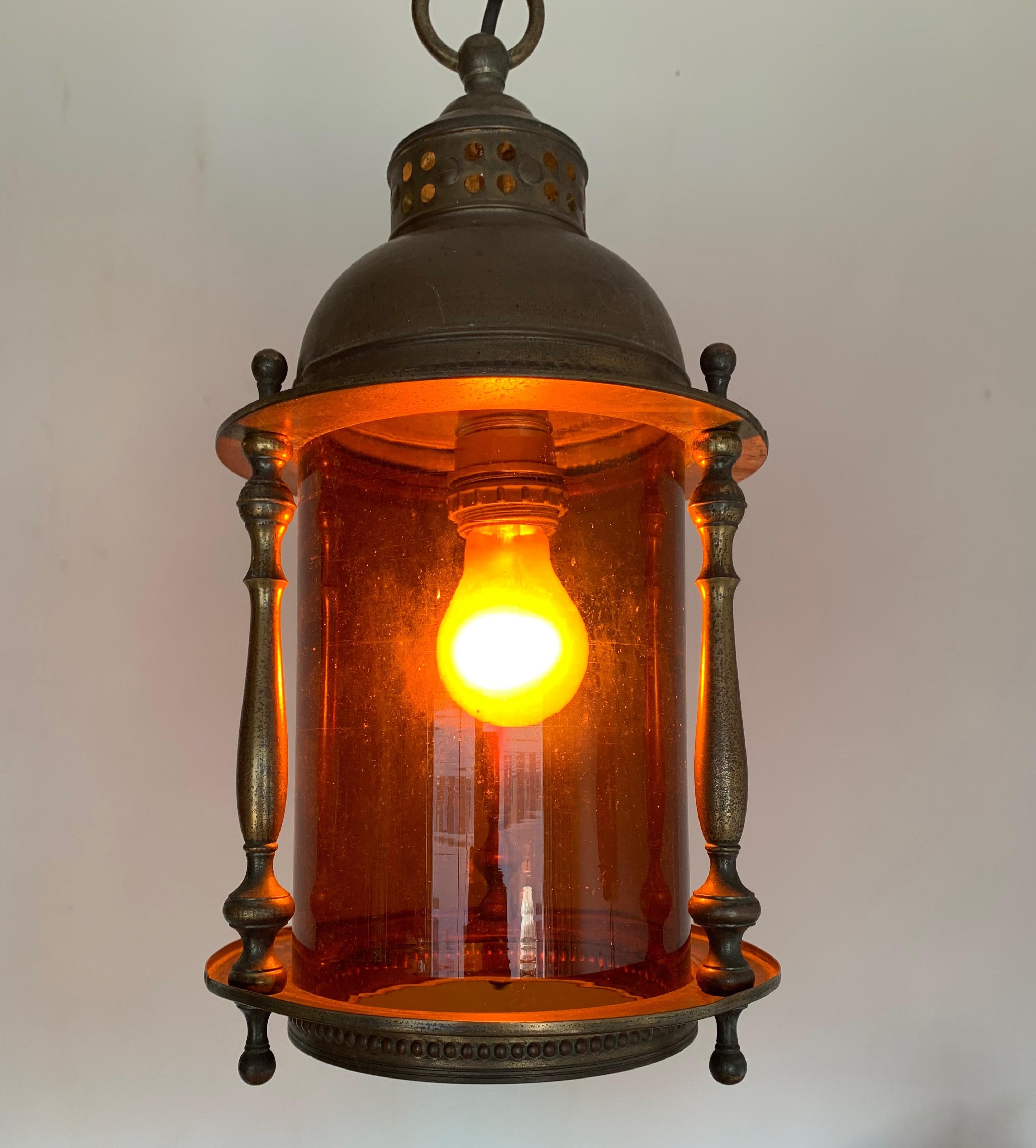 Arts and Crafts Rare lampe à suspension modèle de navire du début du 20e siècle en laiton et verre orange en vente