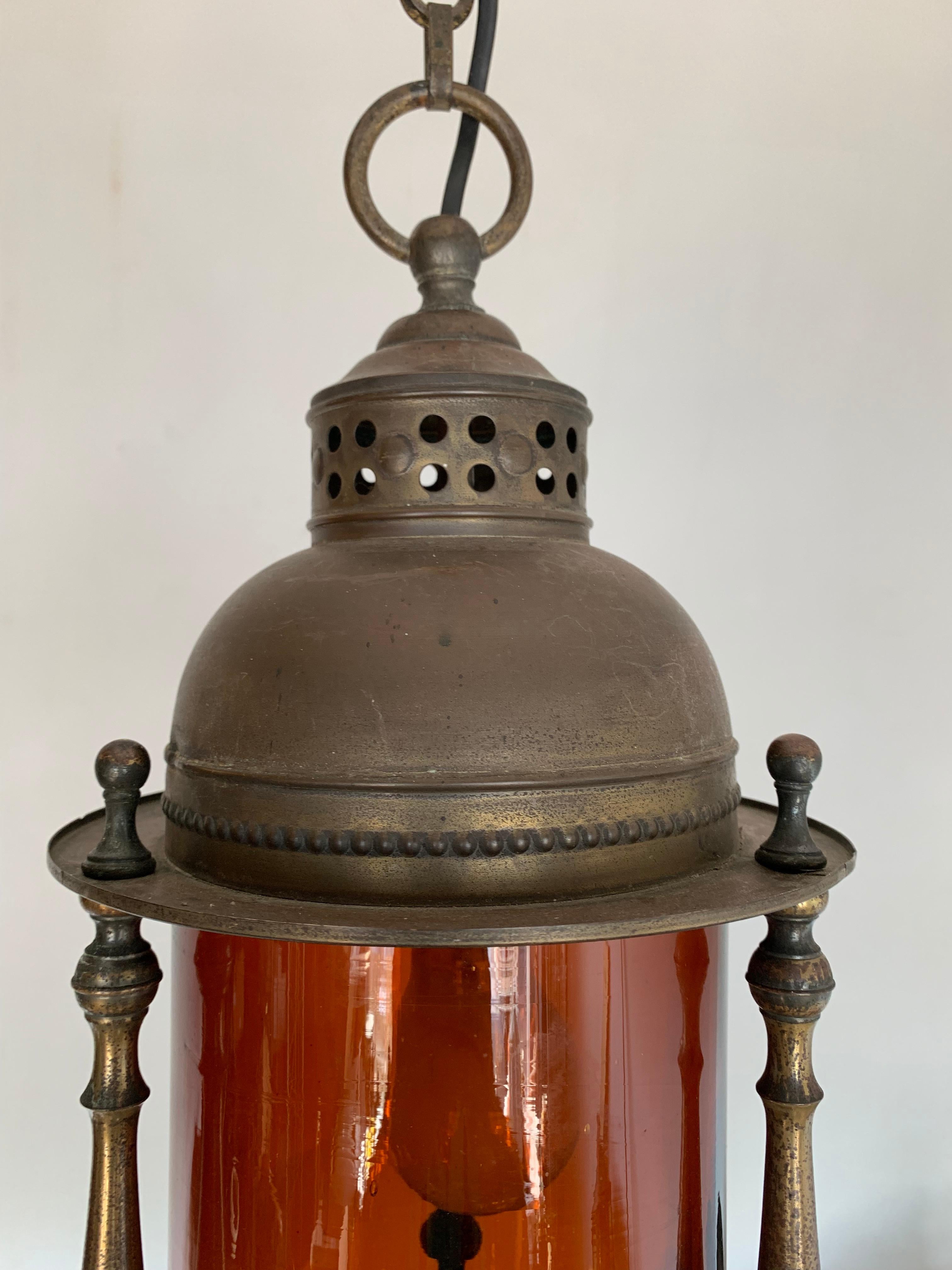 Néerlandais Rare lampe à suspension modèle de navire du début du 20e siècle en laiton et verre orange en vente
