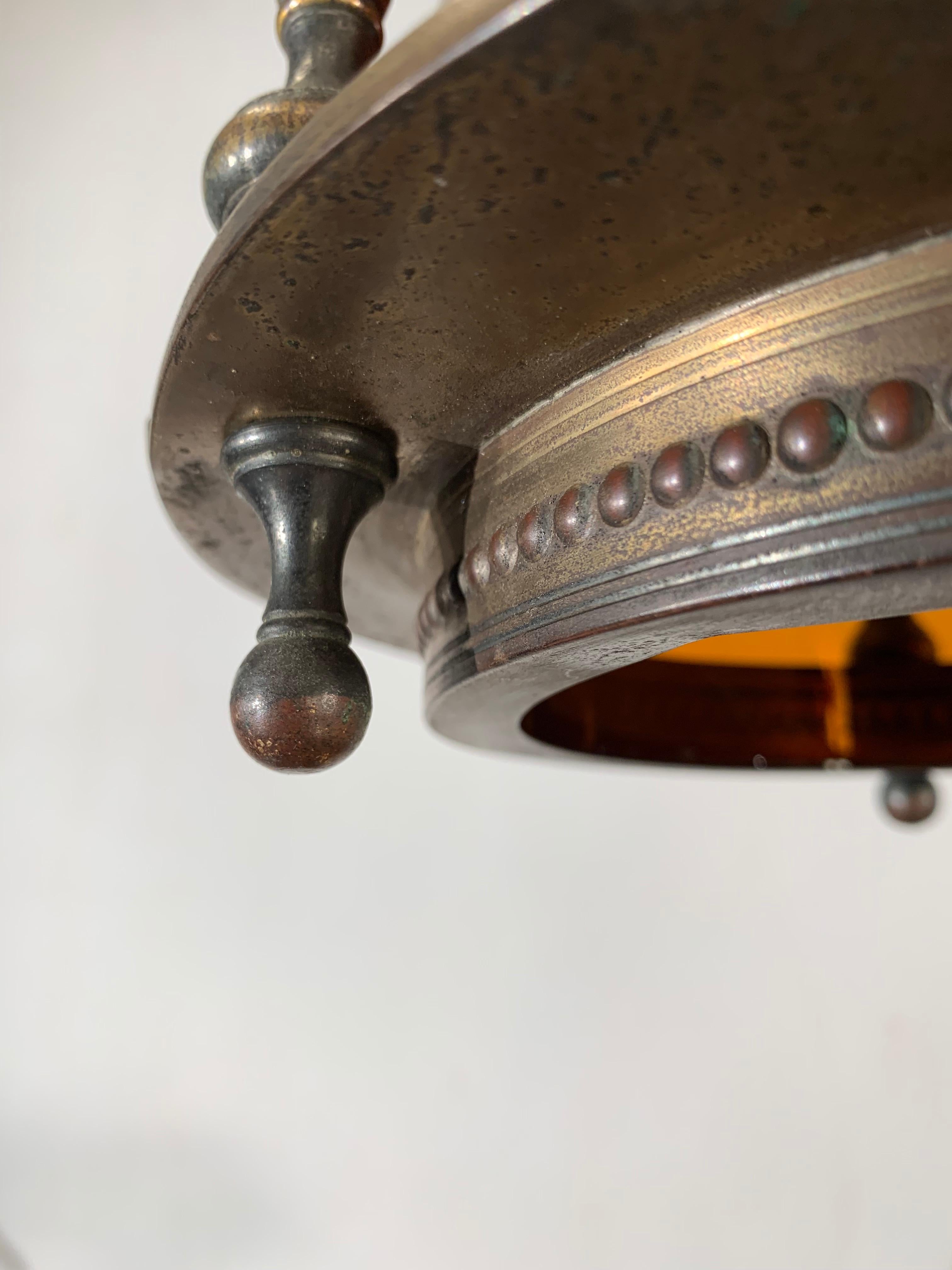 Fait main Rare lampe à suspension modèle de navire du début du 20e siècle en laiton et verre orange en vente