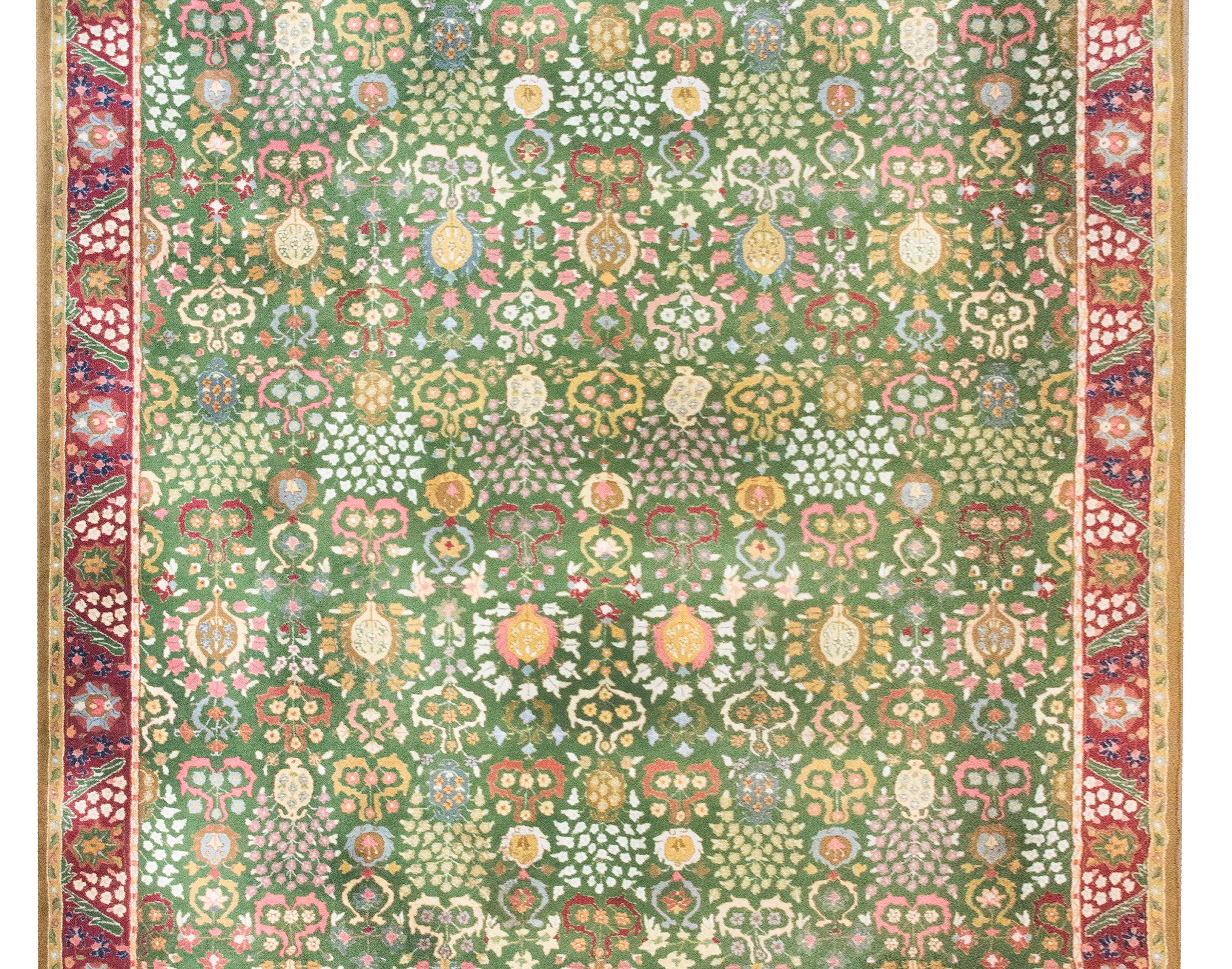 Rare et merveilleux tapis allemand du début du 20e siècle avec un motif traditionnel de Tabriz contenant une myriade de motifs d'arbres de vie tissés dans un arc-en-ciel de couleurs incluant le violet, l'or, le rose, le cramoisi et l'indigo, le tout