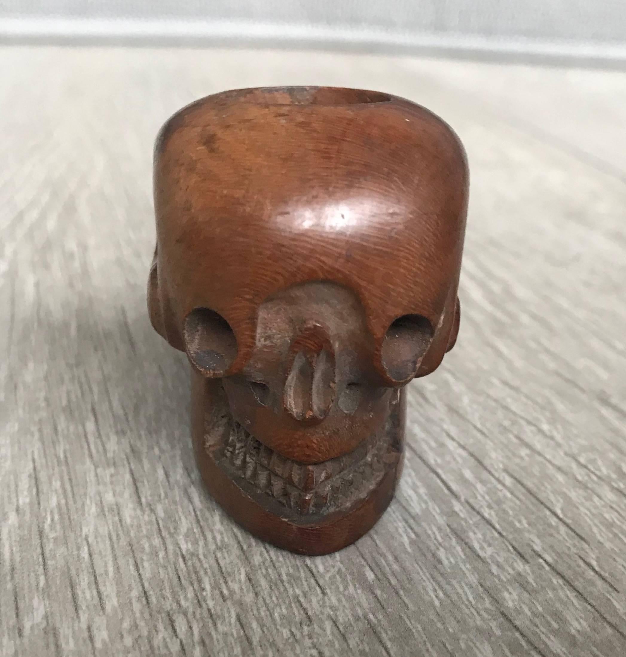 Rare Early 20th Century Hand-Carved and Handcrafted Burl Walnut Human Skull Pipe In Excellent Condition In Lisse, NL