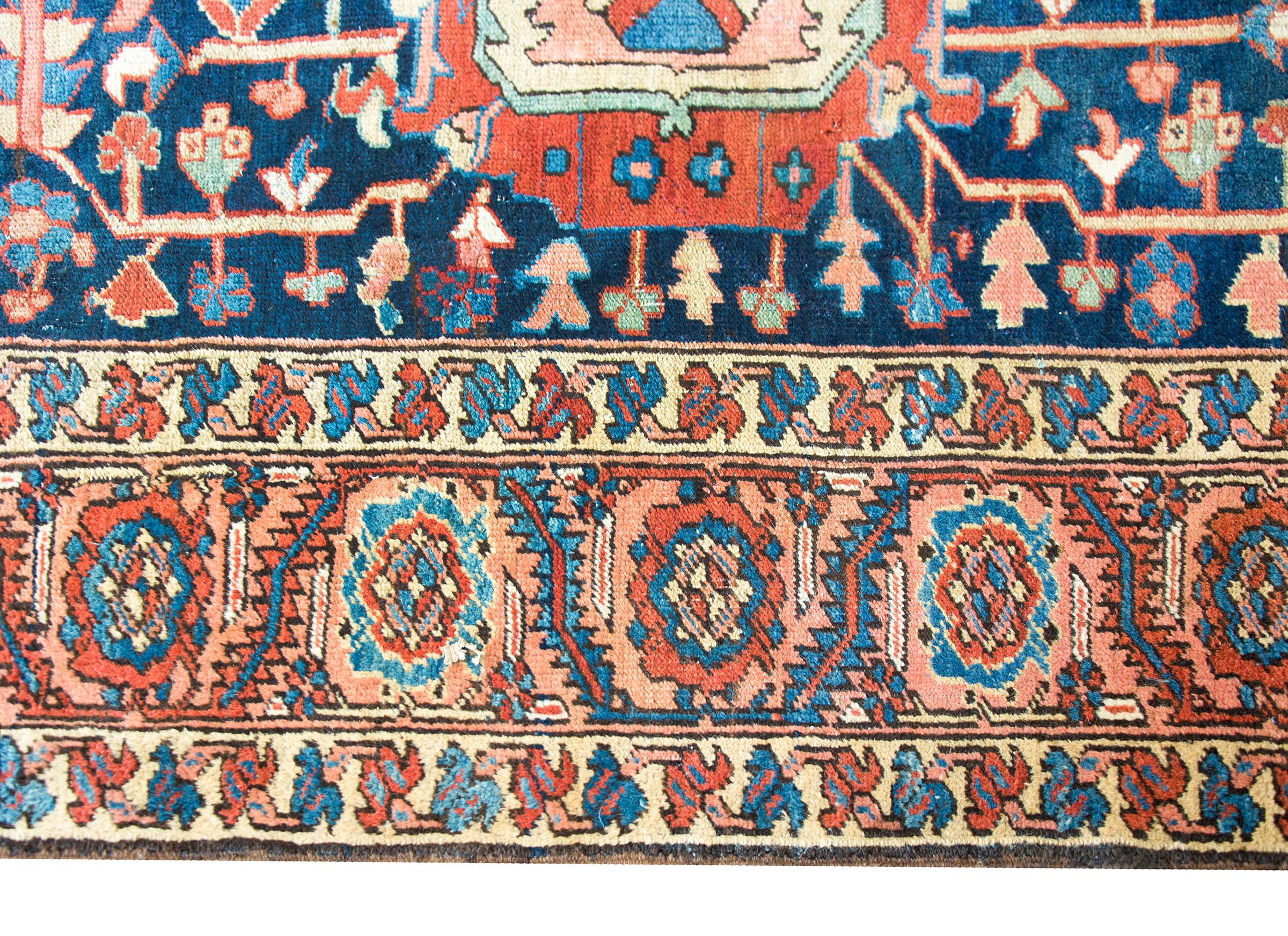 Seltener persischer Heriz-Teppich aus dem frühen 20. Jahrhundert im Angebot 1