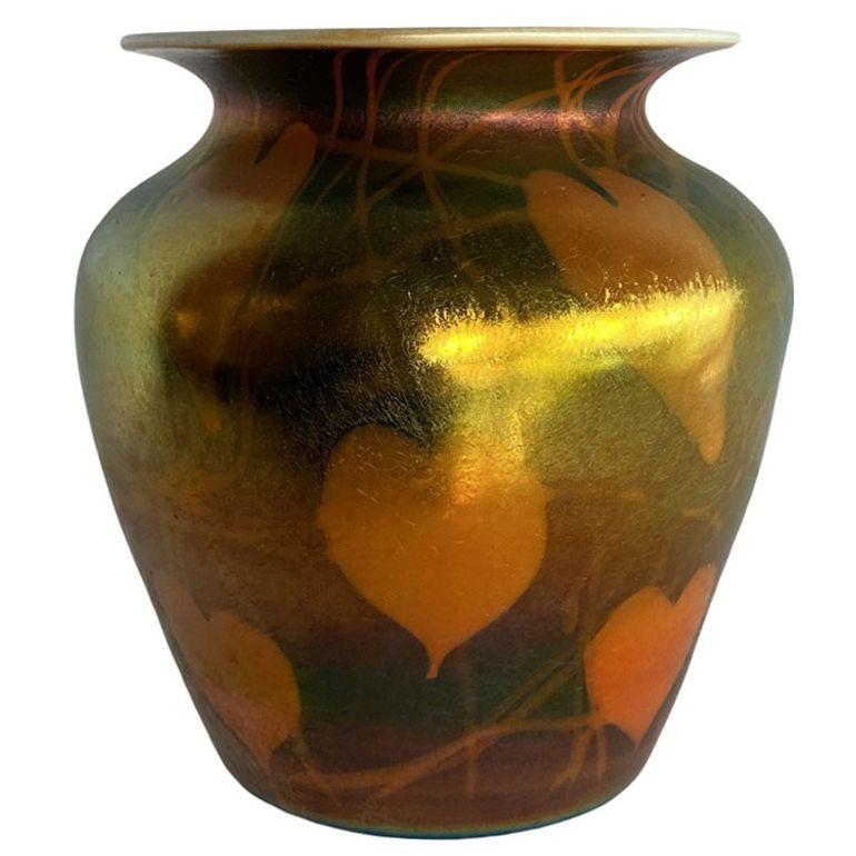 Raro set di vasi a forma di cuore e vite soffiati a mano iridescenti dei primi anni del XX secolo di Imperial in vendita 6