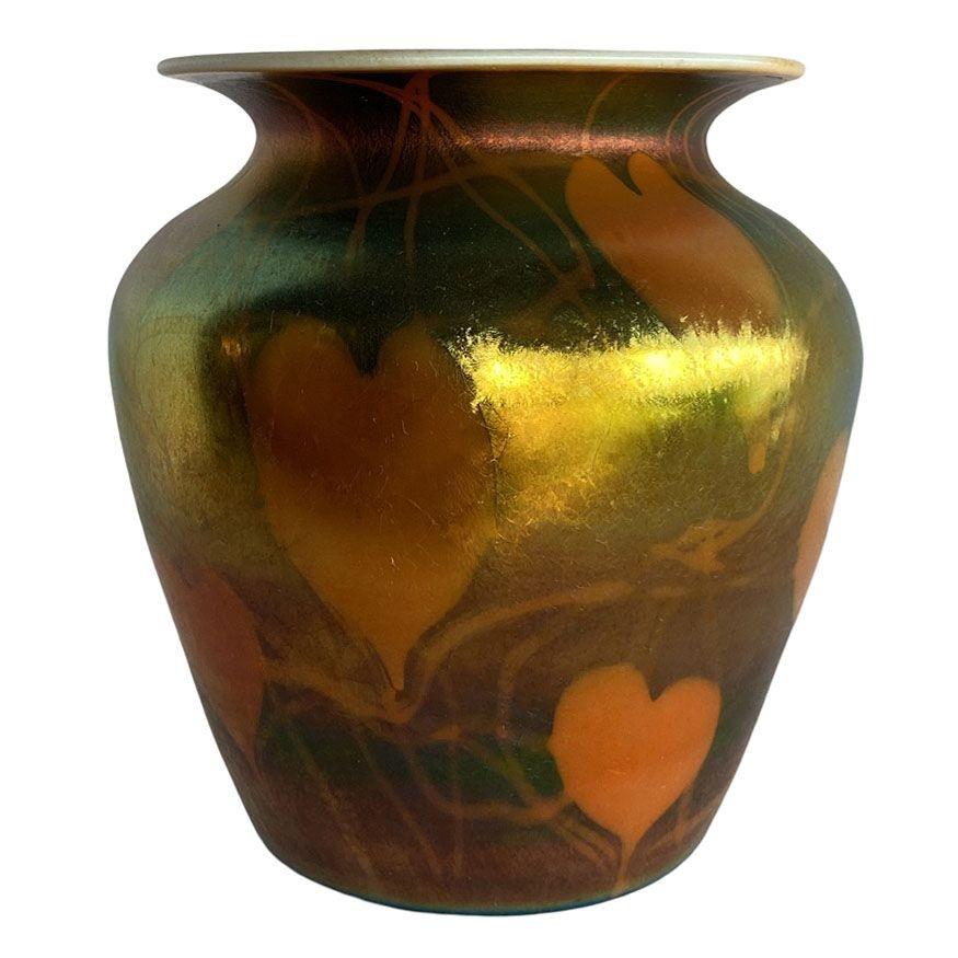 Raro set di vasi a forma di cuore e vite soffiati a mano iridescenti dei primi anni del XX secolo di Imperial in vendita 7