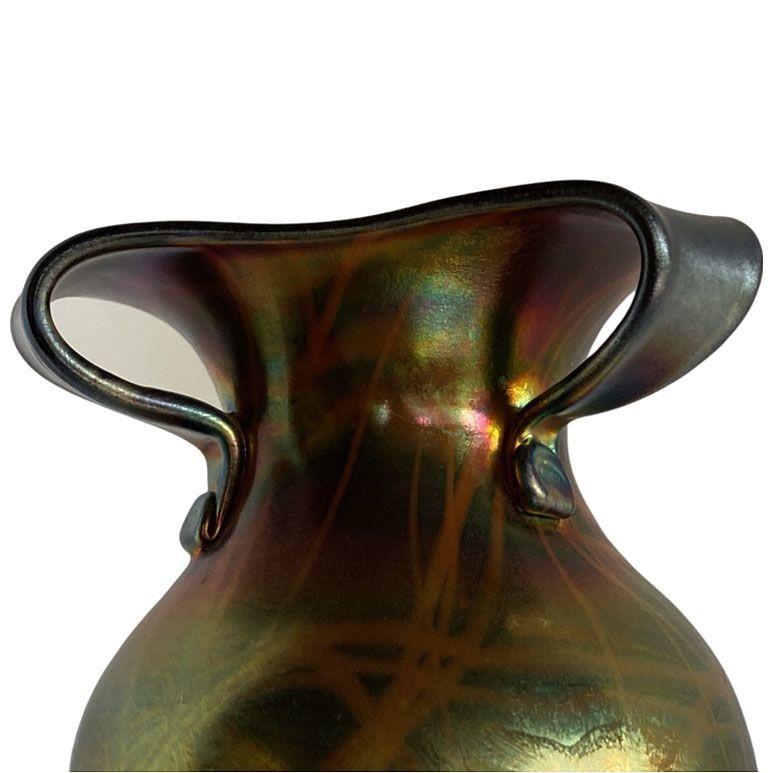 Inizio XX secolo Raro set di vasi a forma di cuore e vite soffiati a mano iridescenti dei primi anni del XX secolo di Imperial in vendita