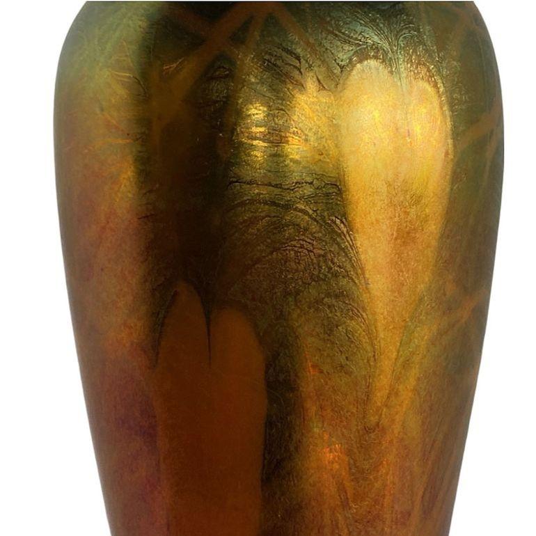 Vetro artistico Raro set di vasi a forma di cuore e vite soffiati a mano iridescenti dei primi anni del XX secolo di Imperial in vendita