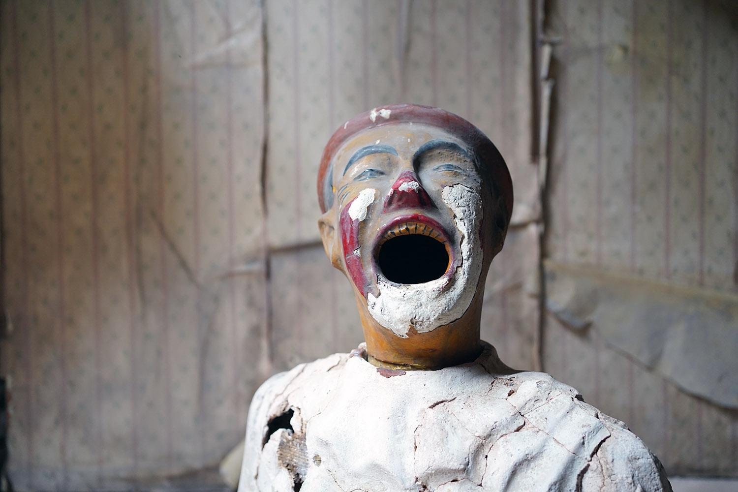 Rare Early 20thC Painted Plaster Laughing Clown Fairground Ball-Toss Game c.1910 6