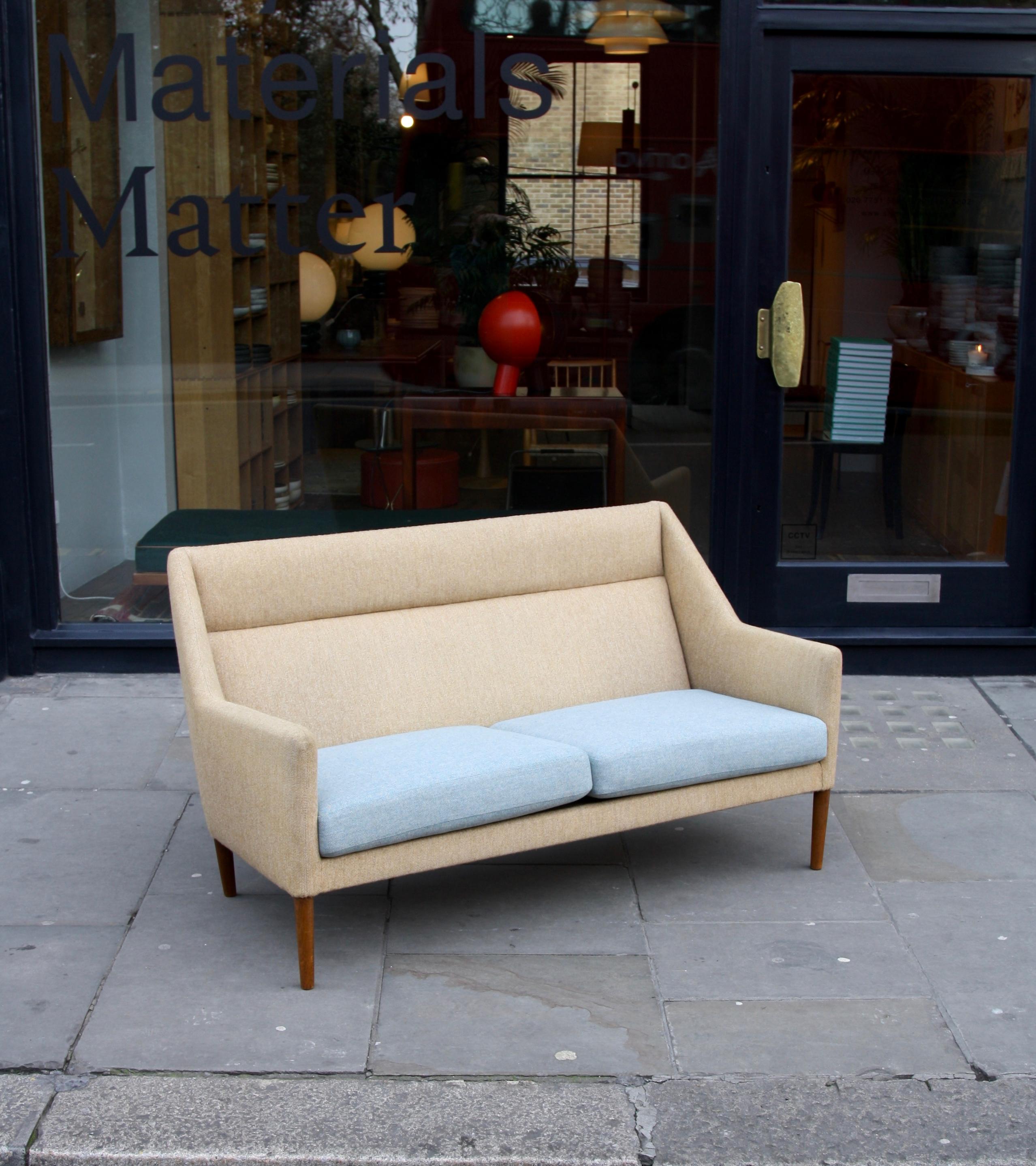 Rare Early 1950s Aksel Bender Madsen & Ejner Larsen No 4400 Settee by Willy Beck In Excellent Condition In London, GB