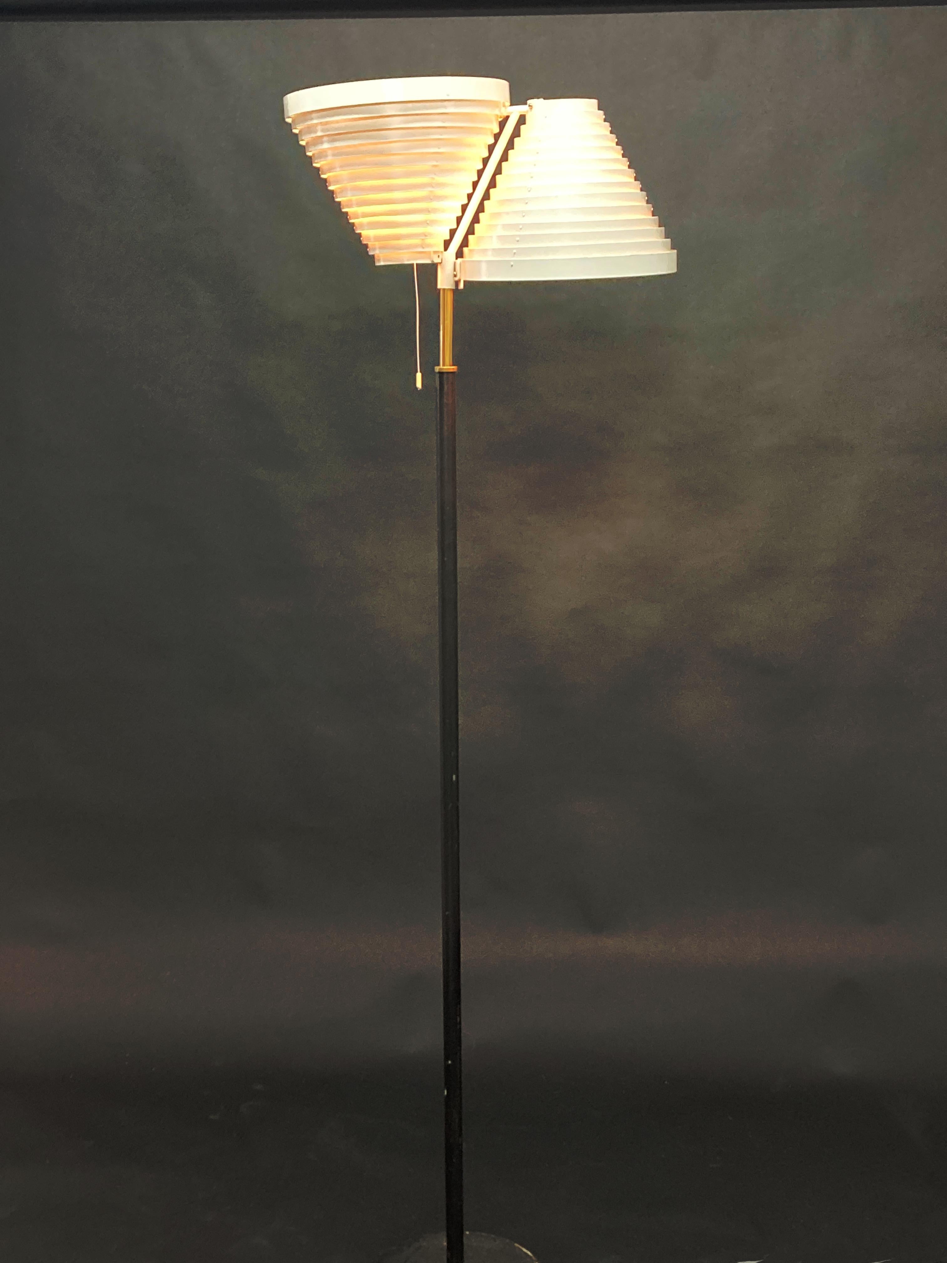Scandinave moderne Rare lampadaire Alvar Aalto « Double Angel Wing », modèle A810, Valaistustyo en vente