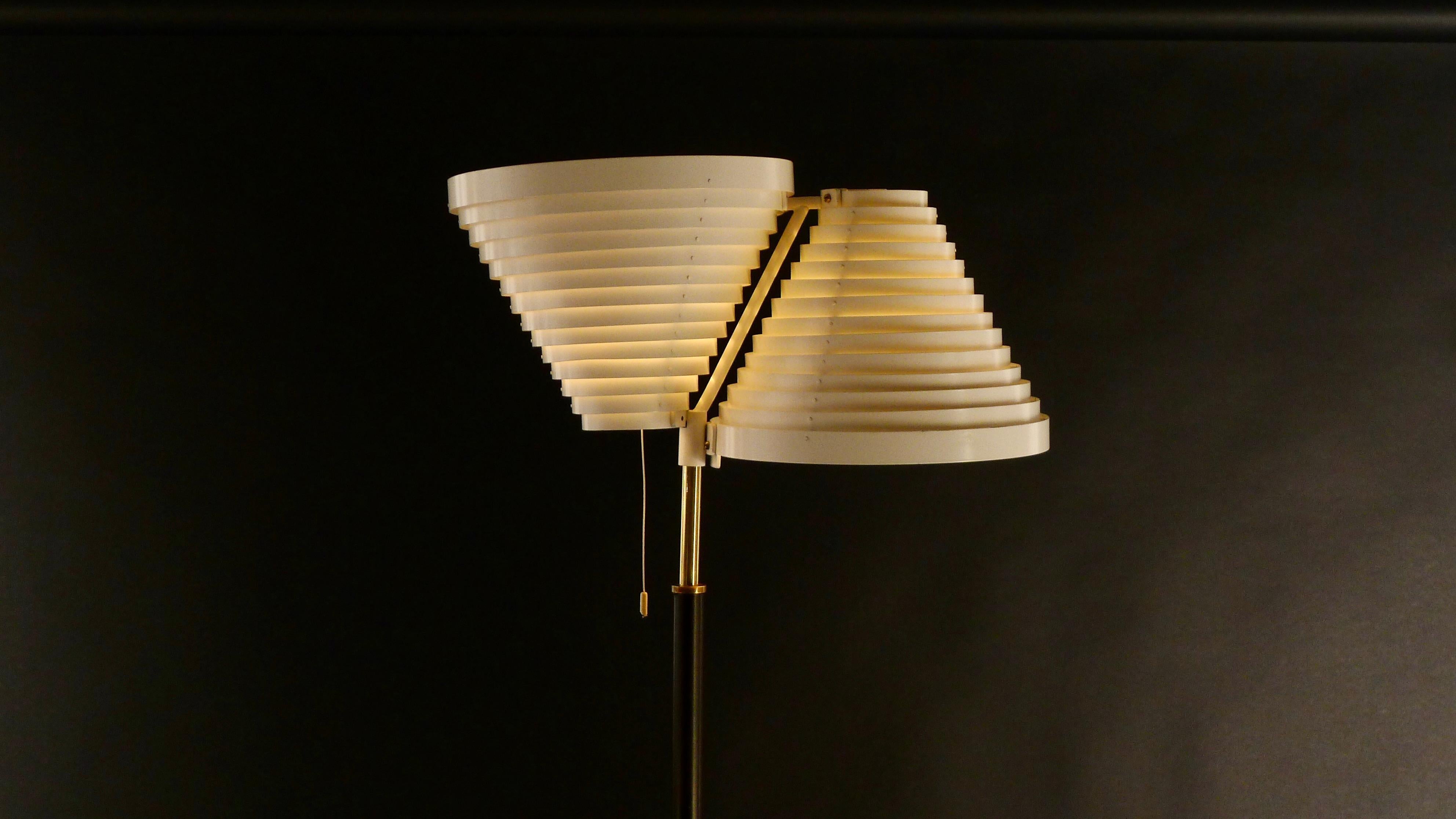 Rare lampadaire Alvar Aalto « Double Angel Wing », modèle A810, Valaistustyo Bon état - En vente à Wargrave, Berkshire