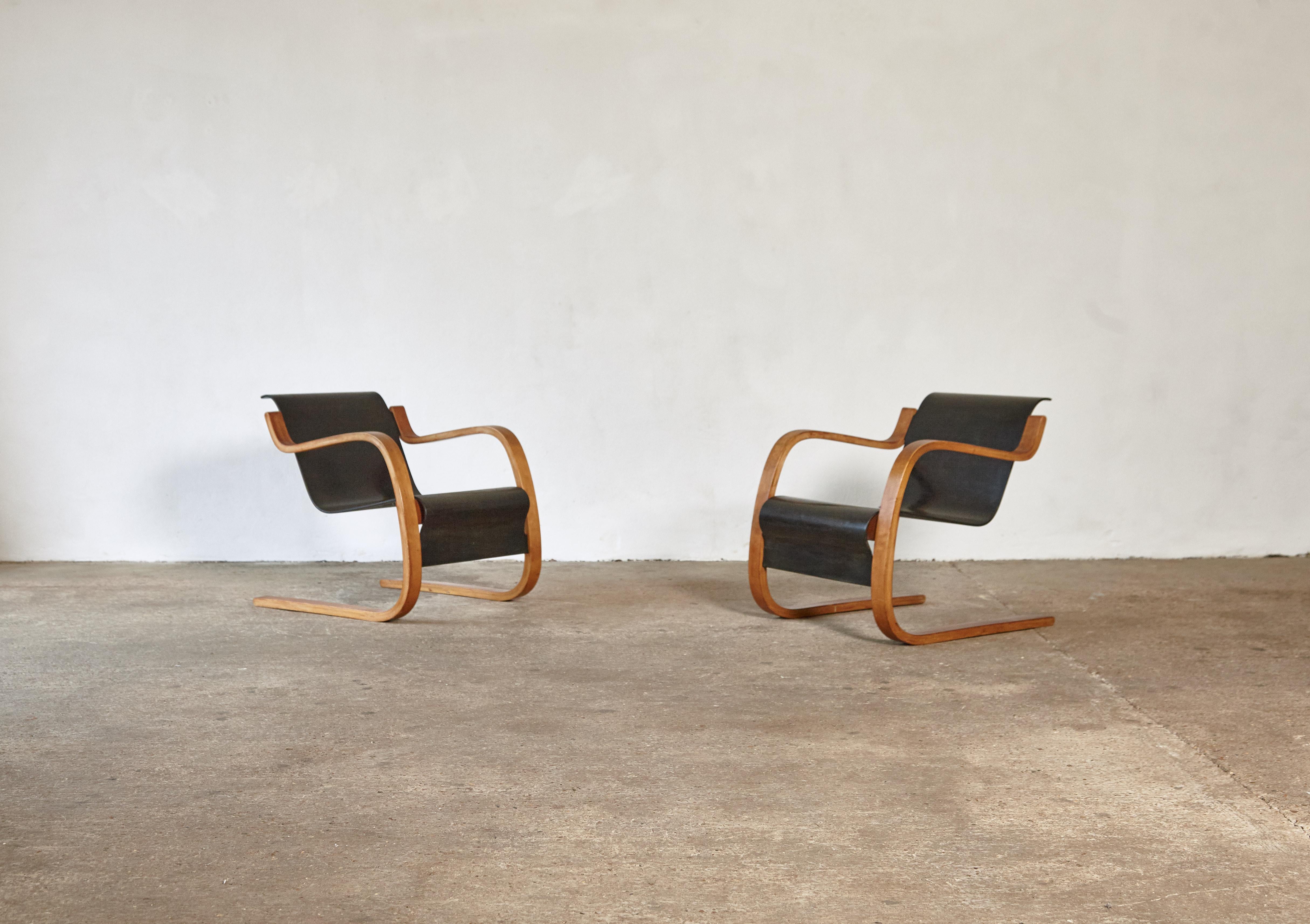 Rares fauteuils cantilever Alvar Aalto modèle 31/42, Finlande, années 1930, conçus et produits dans les années 1930. Contreplaqué cintré plaqué bouleau peint, bouleau cintré stratifié peint. Fabriqué par O.Y. Huonekalu-ja Rakennustyötehdas A.b.,