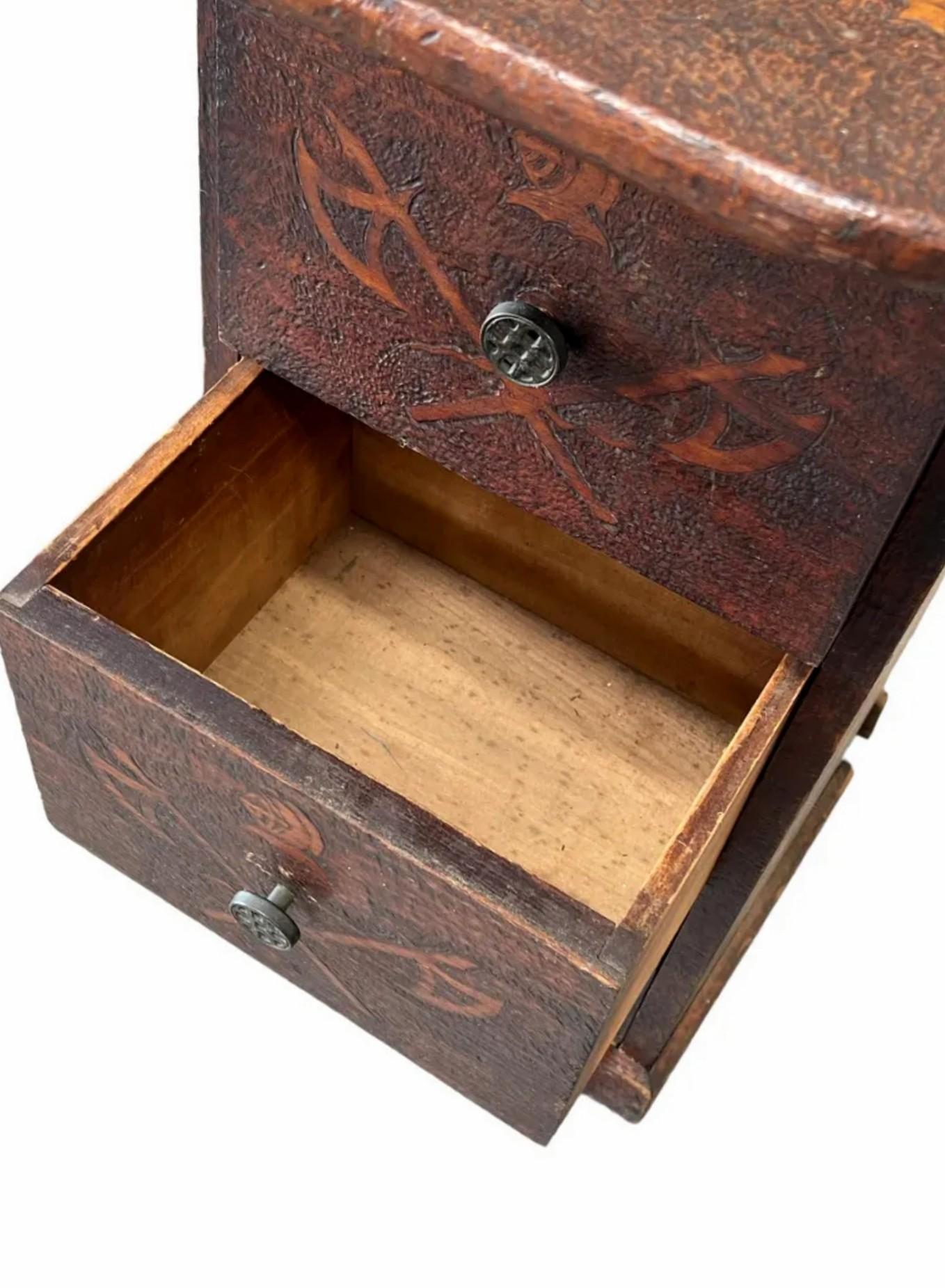 Seltener frühamerikanischer Land-Pyrographie-Schreibtisch (Holz) im Angebot