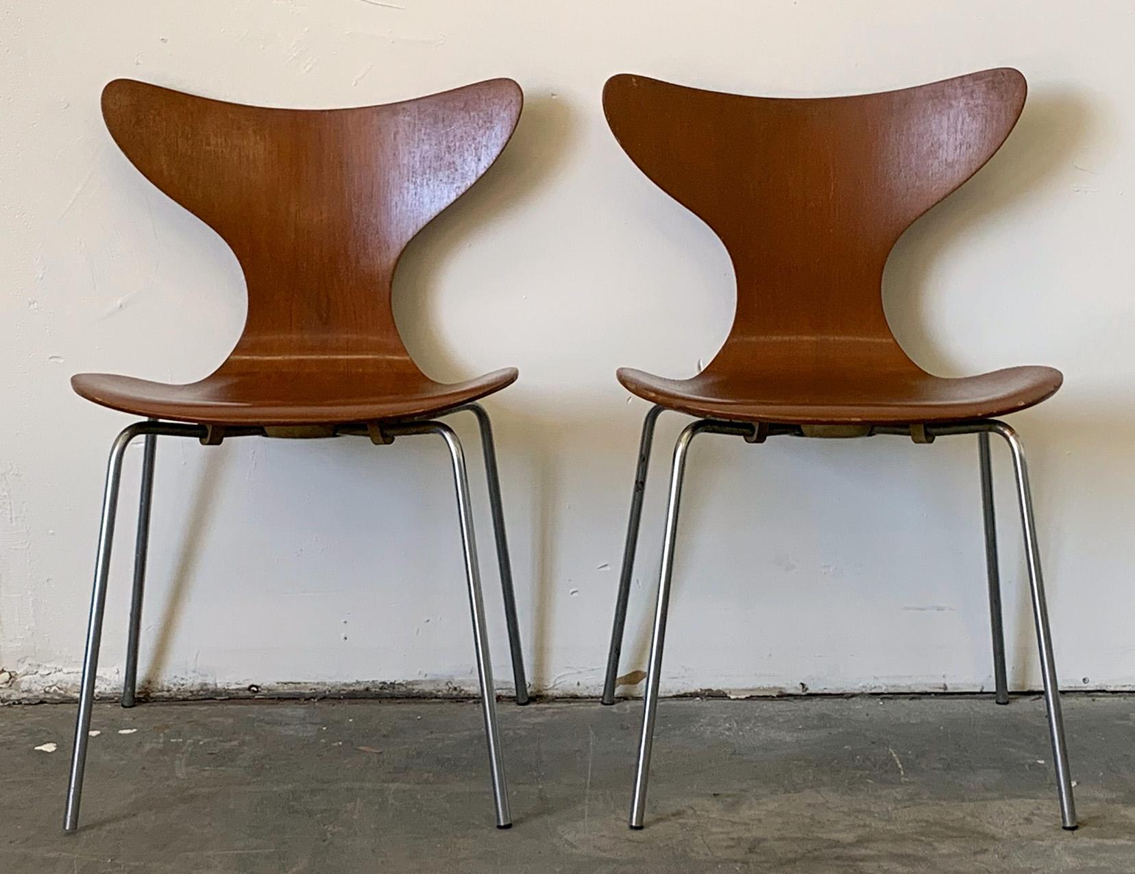 An early pair of Arne Jacobsen Lily chairs for Fritz Hansen. According to Danish Design Review, the lily, magen, or sea gull chair was shown at the Scandinavian Furniture Fair in Copenhagen in 1969.

