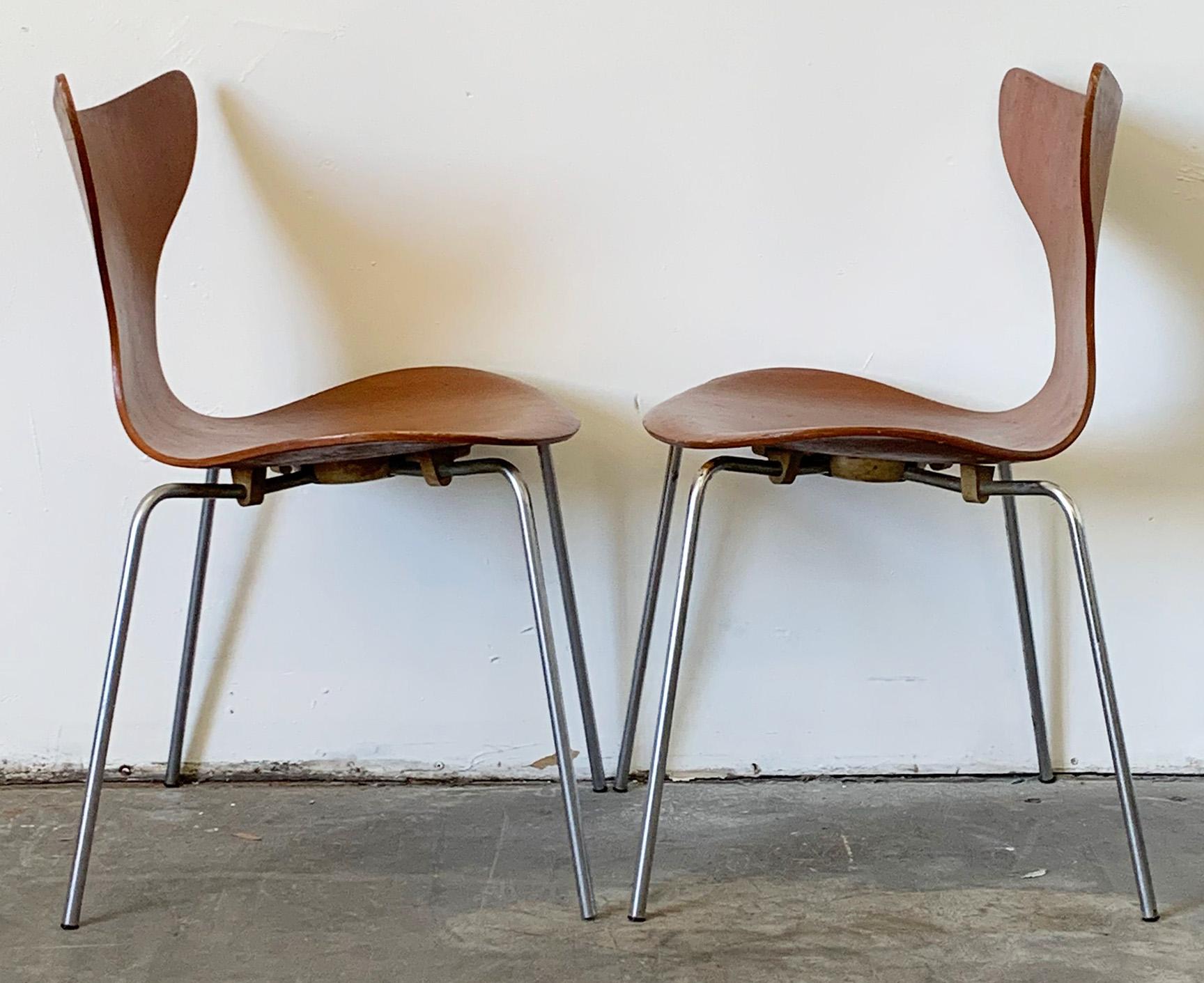 Rare Early Arne Jacobsen Lily Chairs, Fritz Hansen, 1969, a Pair In Fair Condition In Culver City, CA