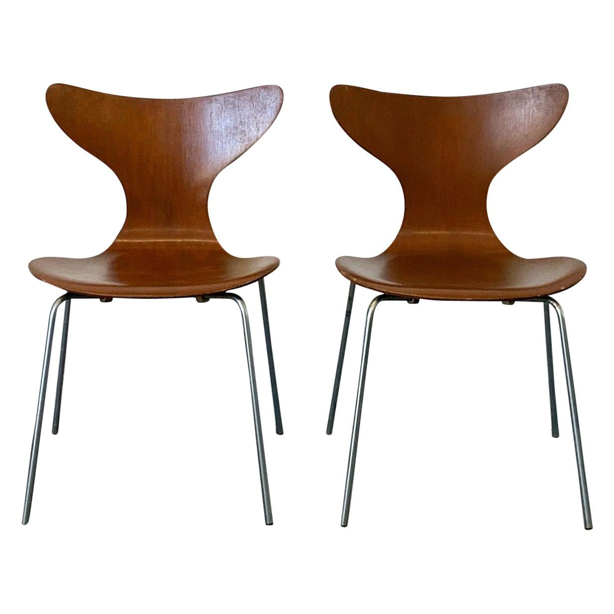 Rare Early Arne Jacobsen Lily Chairs, Fritz Hansen, 1969, a Pair