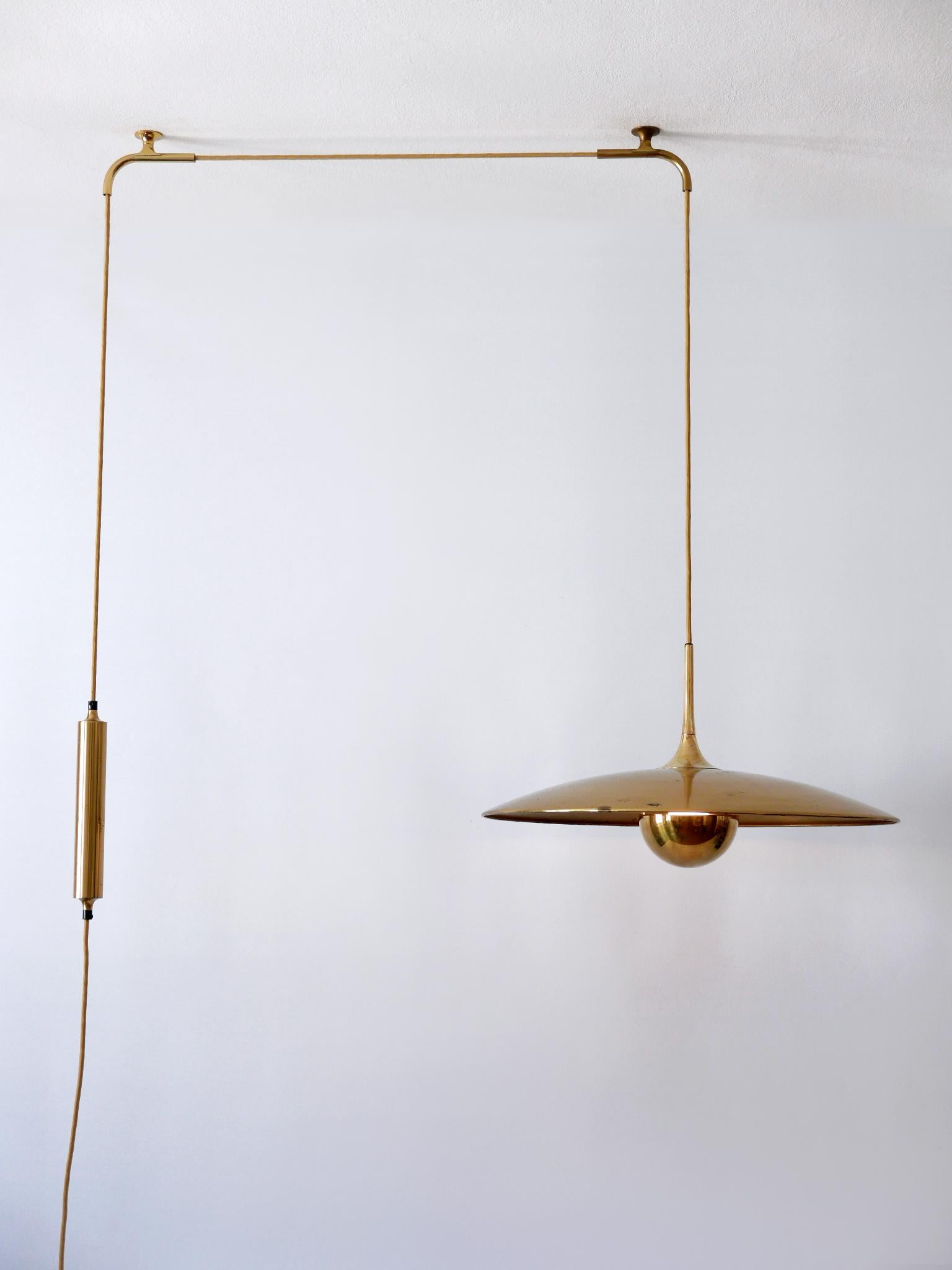 Extremely rare early brass counterweight pendant lamp or hanging light. Model Onos 55. Designed and manufactured by Florian Schulz, 1960s, Germany.

Executed in solid brass, the lamp comes with 1 x E27 Edison screw fit bulb holder, is wired and in