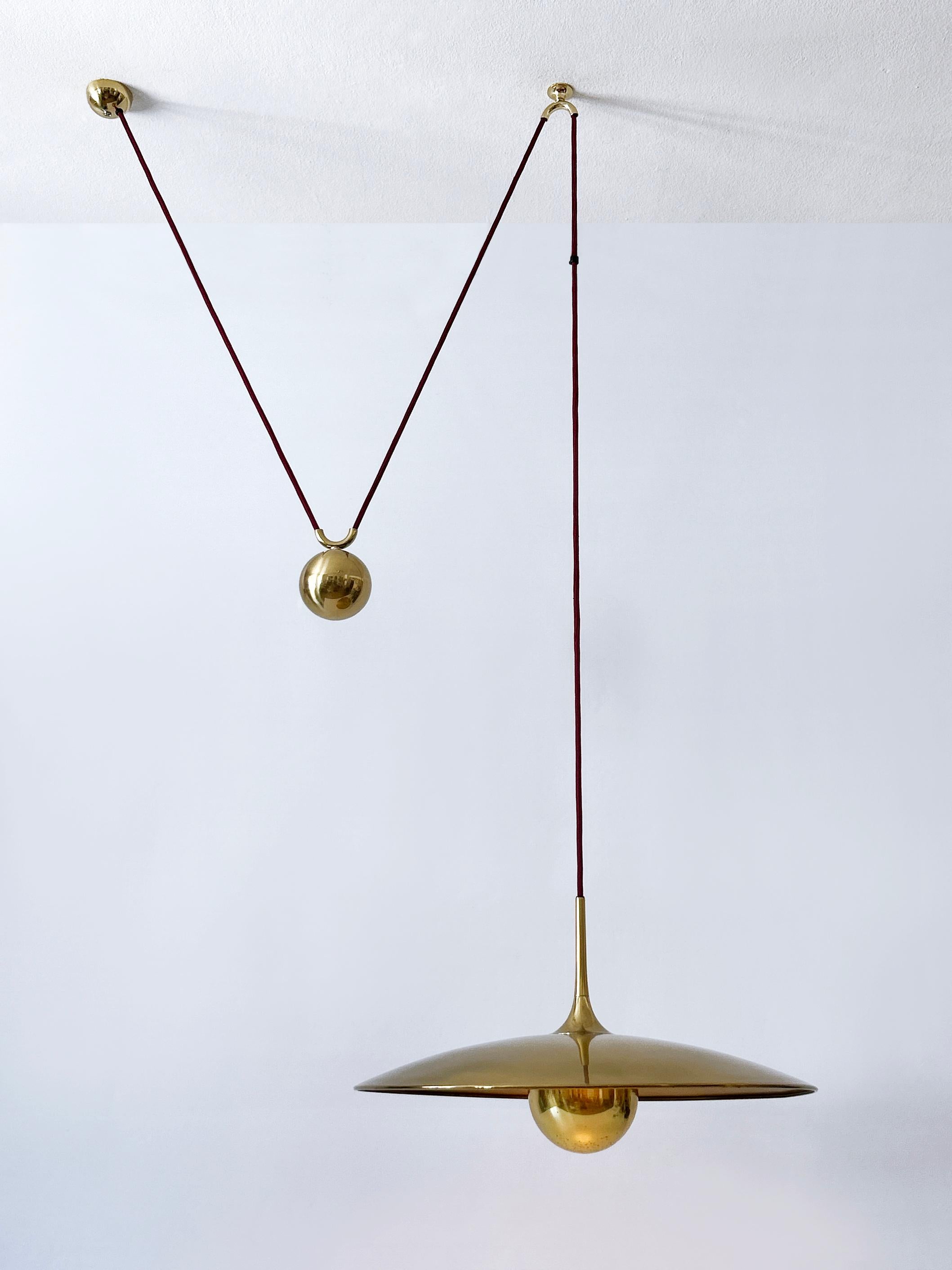 Rarissime lampe suspendue ou lampe à suspension à contrepoids en laiton. Modèle Onos 55. Conçu et fabriqué par Florian Schulz, années 1960, Allemagne.

Réalisée en laiton massif, la lampe est livrée avec un support d'ampoule à vis E27 Edison. Elle a