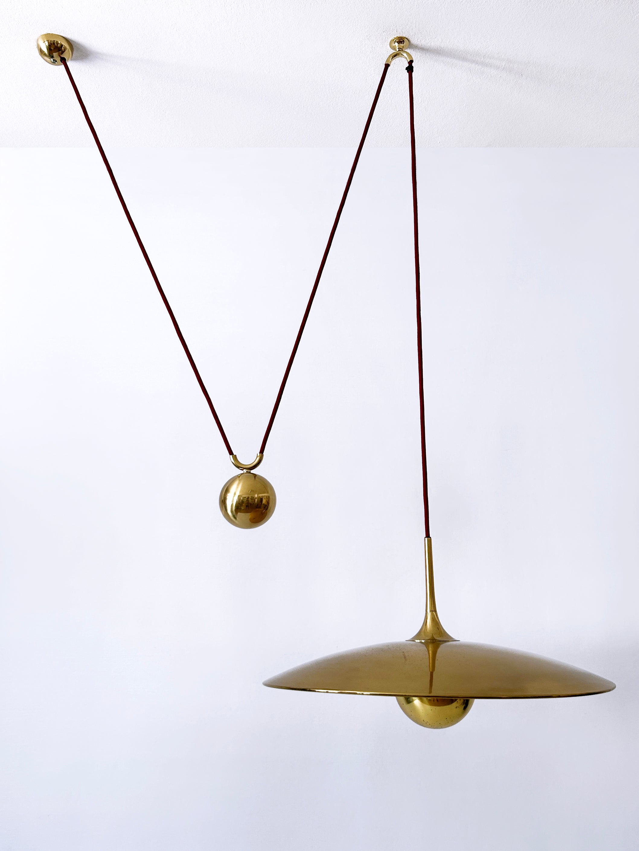 Milieu du XXe siècle Rare lampe suspendue à contrepoids en laiton 'Onos 55' par Florian Schulz 1960s en vente