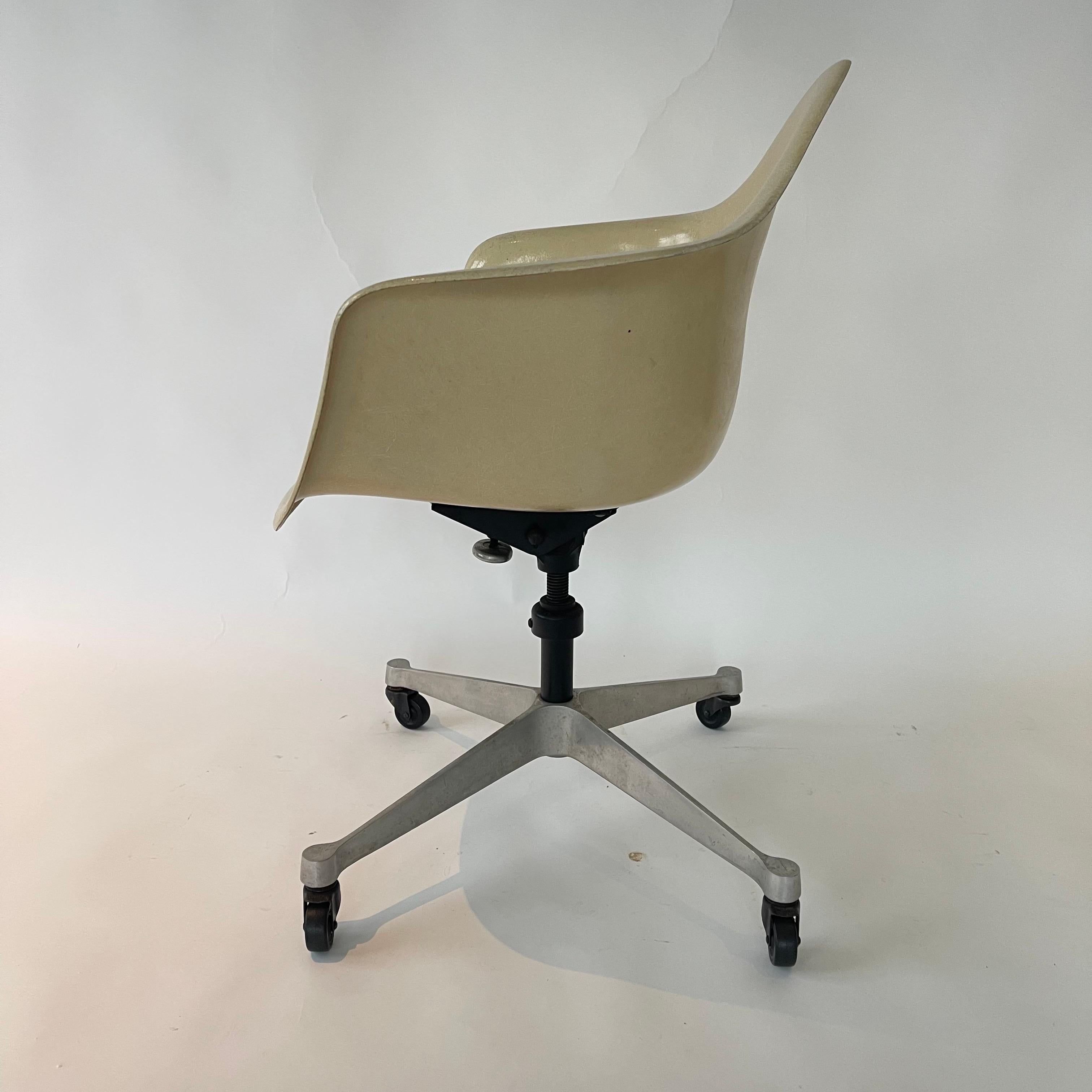 American Rare Early Charles and Ray Eames PACC Desk Chair for Herman Miller, USA, 1950s For Sale