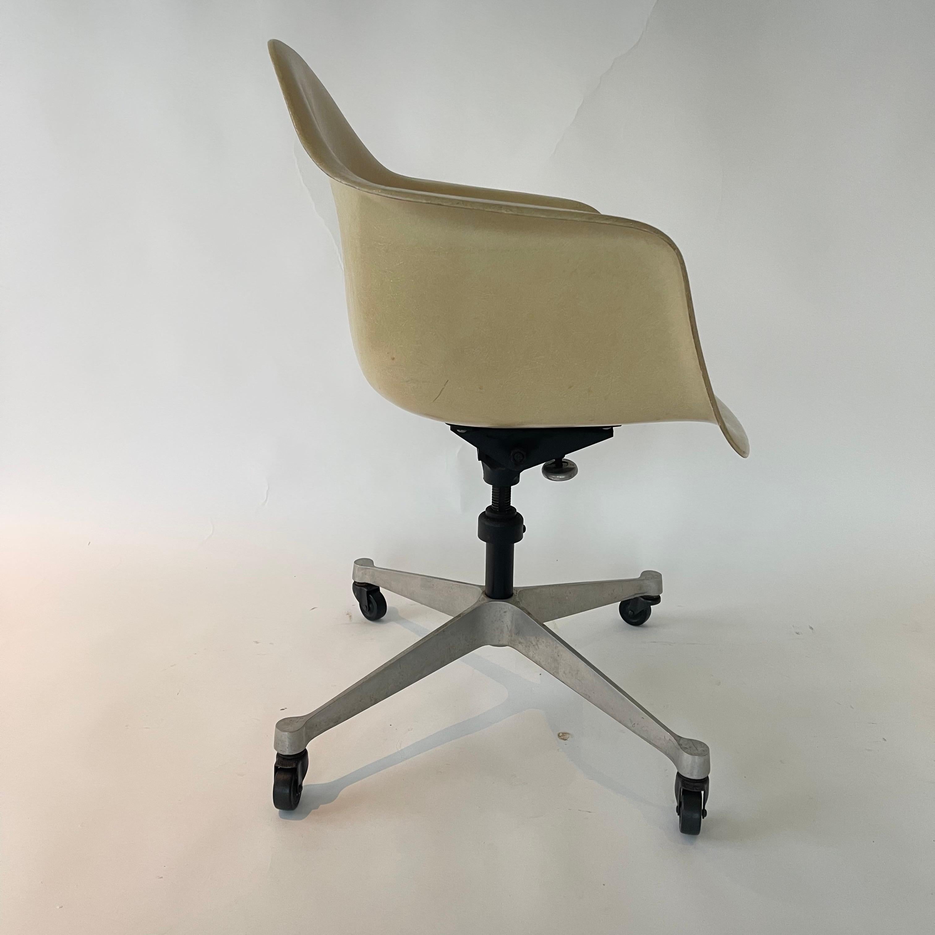 Cast Rare Early Charles and Ray Eames PACC Desk Chair for Herman Miller, USA, 1950s For Sale