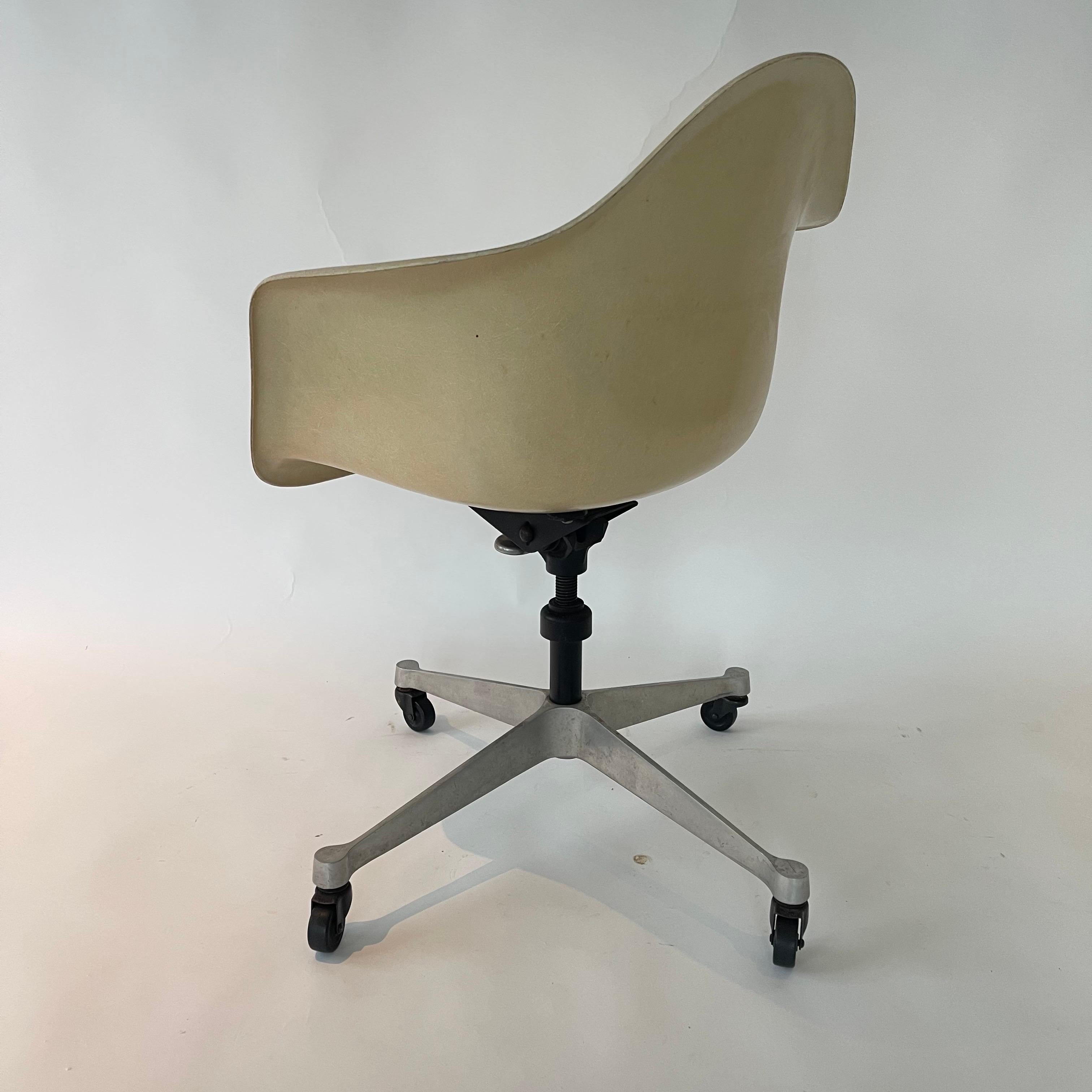 Rare Early Charles and Ray Eames PACC Desk Chair for Herman Miller, USA, 1950s In Good Condition For Sale In Miami, FL