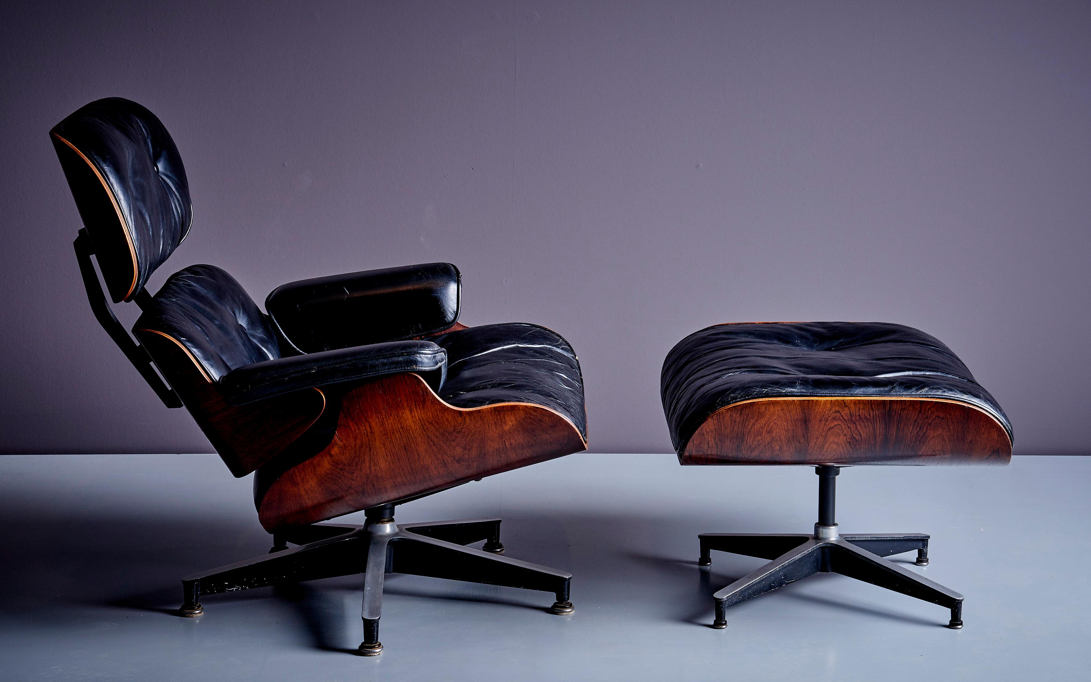 Rare early Charles & Ray Eames Lounge Chair 670 & 671 in an outstanding rosewood with stunning grain in excellent condition. Black Foil label. Original Latex and Down filling in the pillows. The chairs and Ottoman are matched. A true collectors