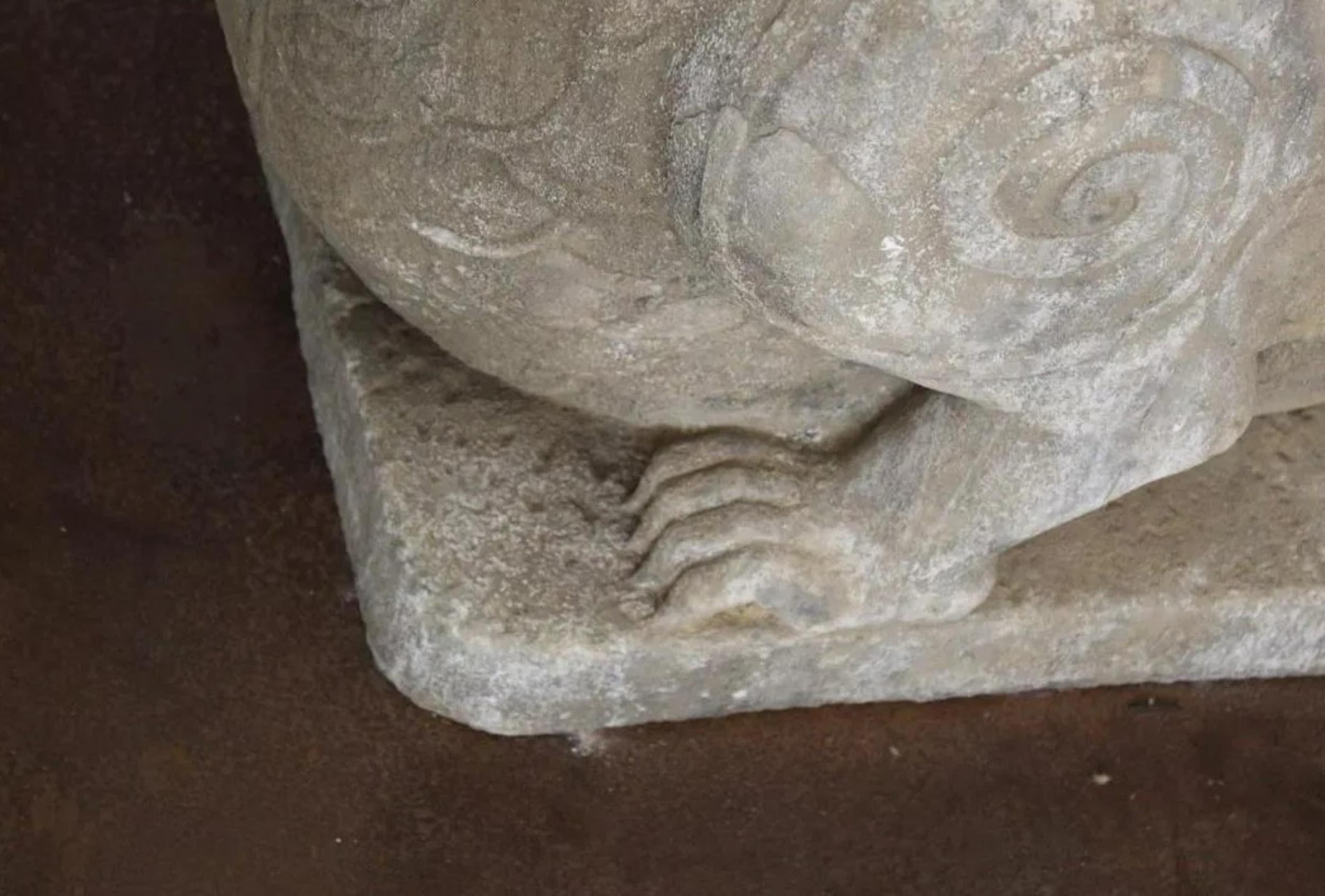 XVIIIe siècle et antérieur Rare gardien de tombe en pierre calcaire de Chine ancienne - Tianlu en vente