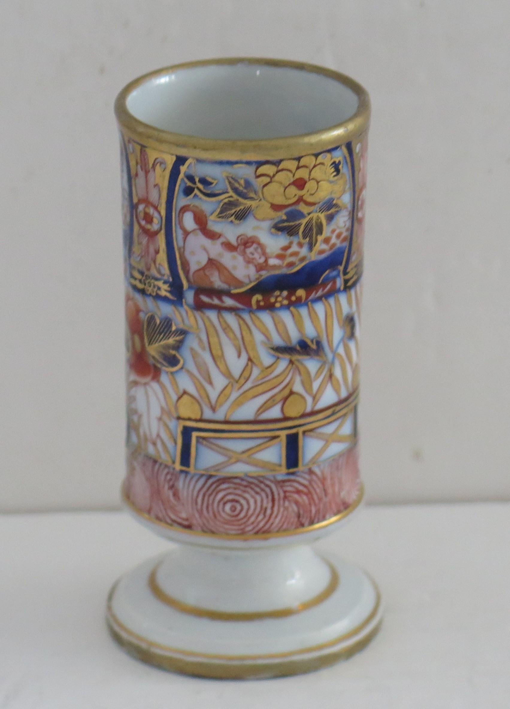 This is a rare porcelain spill vase made by Coalport, in the Lord / Admiral Nelson pattern, during the early 19th Century, Circa 1810.

This piece is well potted on a low pedestal foot.

This is a fine and beautifully hand painted piece in the