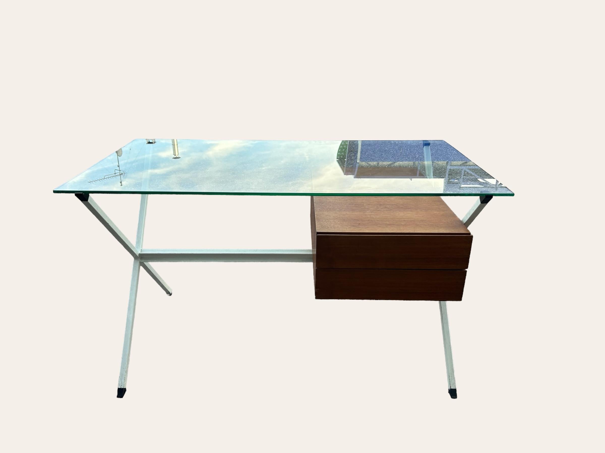 Magnifico modello da scrivania N80 del designer Franco Albini, raro modello di prima edizione con base in metallo laccato bianco e scatola in legno.
Le dimensioni sono leggermente più grandi rispetto al modello ancora montato.
Vassoio in vetro