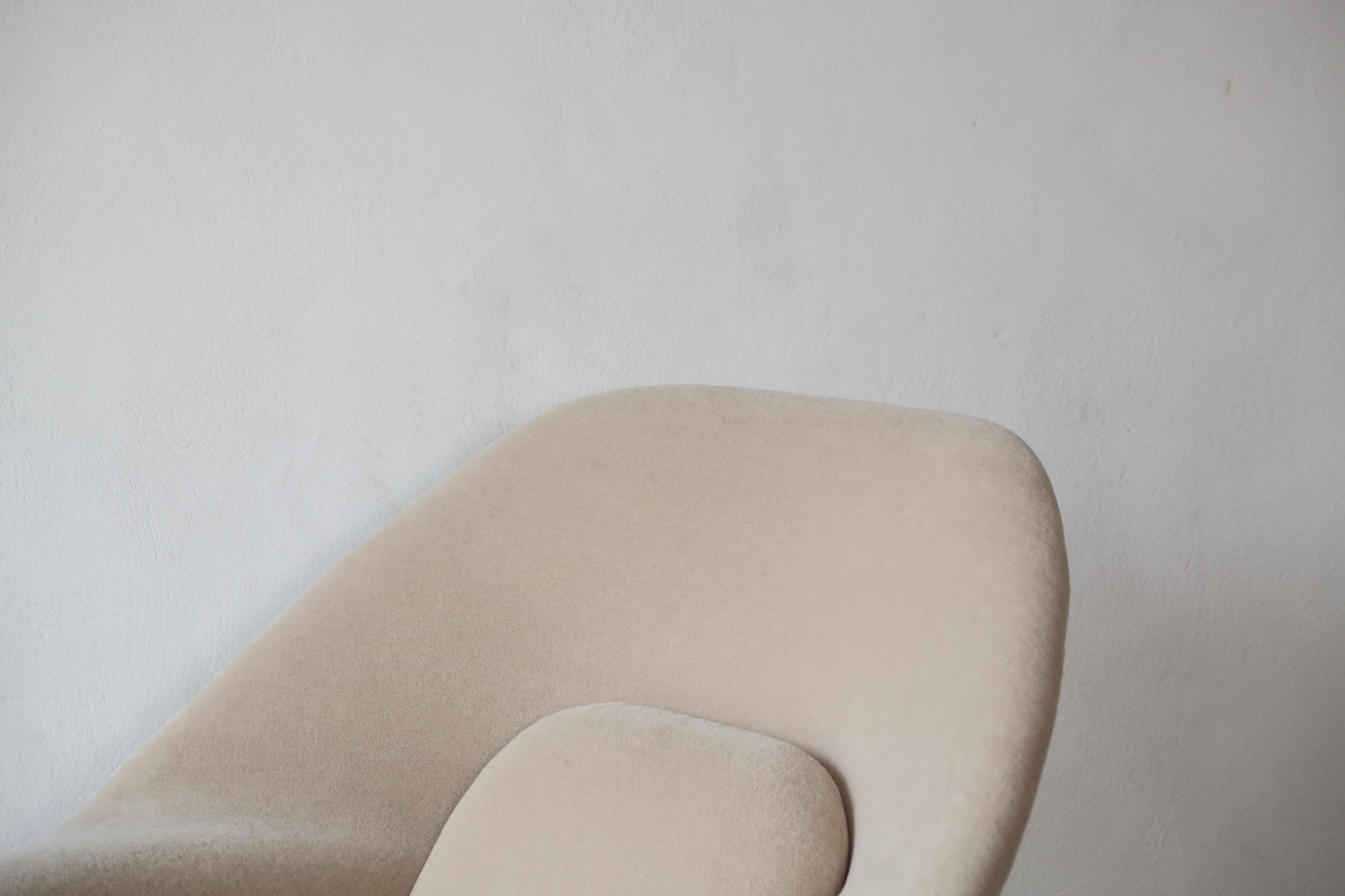 Mid-Century Modern Rare Early Eero Saarinen Womb Chair and Ottoman, Knoll, USA, 1950s For Sale