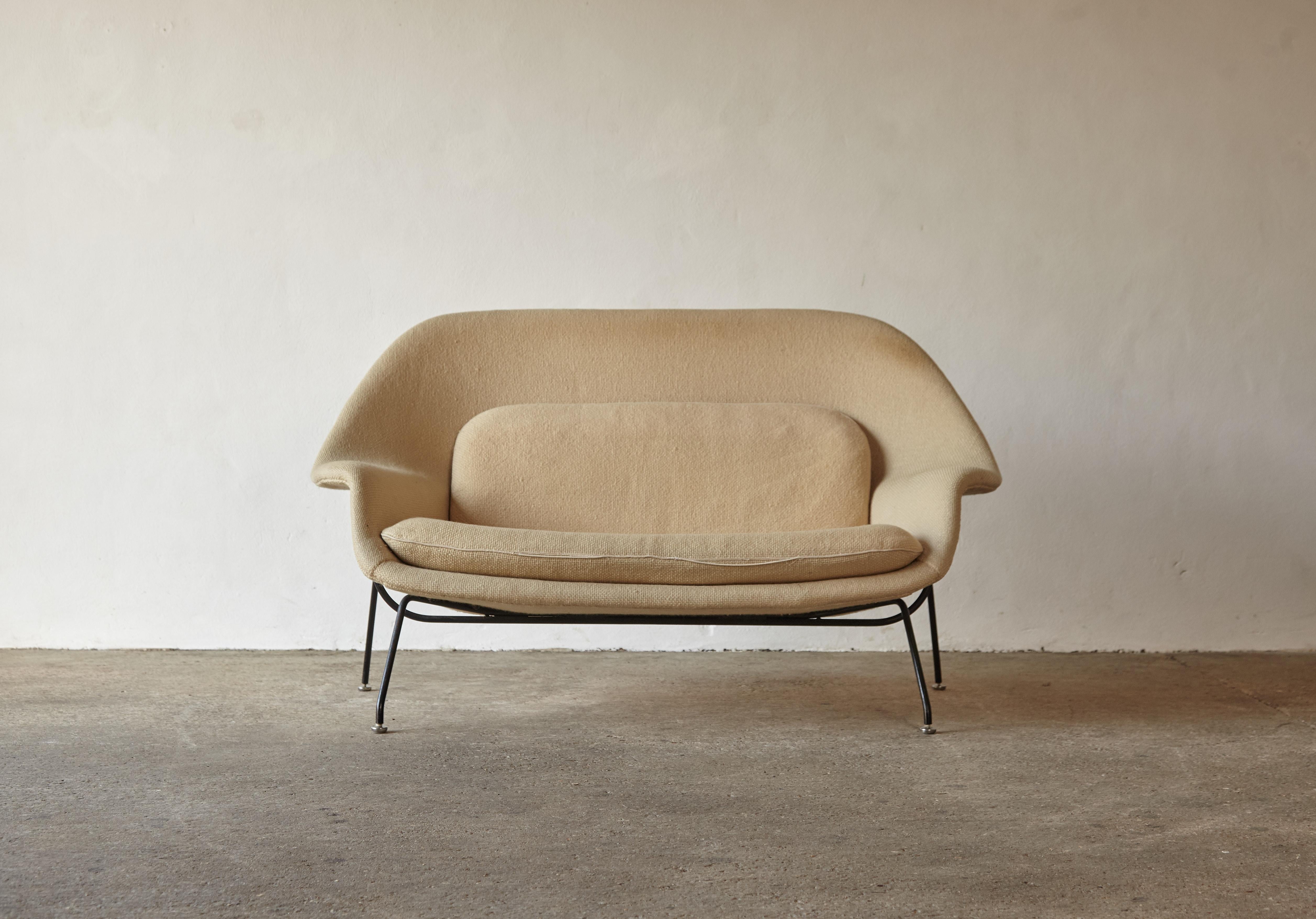 A very rare early production Eero Saarinen womb settee, made by Knoll, USA, 1950s. Original Knoll fabric, fibreglass, black enameled steel frames and first edition feet / glides. Structually sound. The original Knoll fabric shows some wear and marks