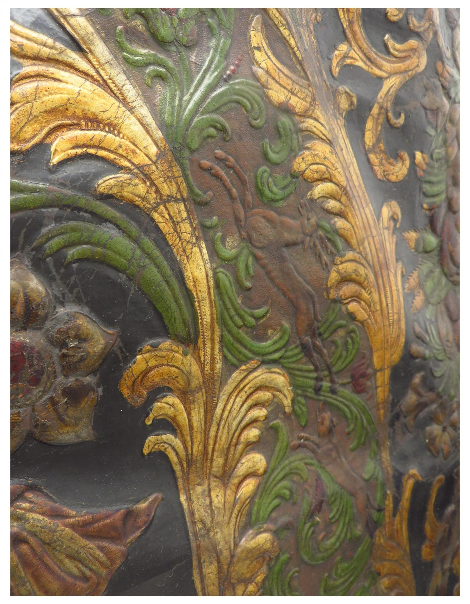 Rare early Embossed gilt leather, mythological hunting scene. In Good Condition For Sale In ZWIJNDRECHT, NL