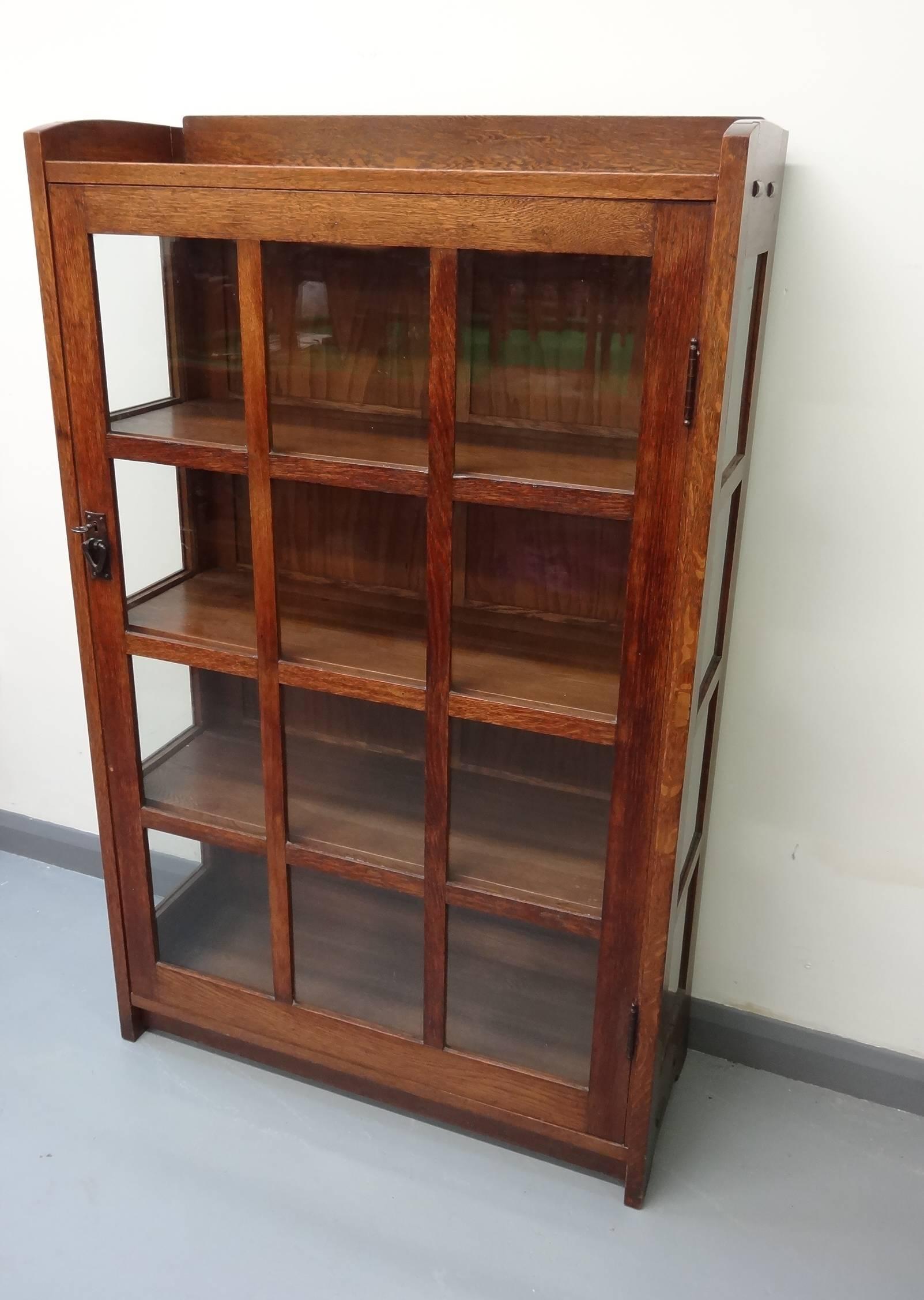 Arts & Crafts Mission Bookcase Oak Cabinet by Gustav Stickley circa 1903 In Good Condition For Sale In London, GB