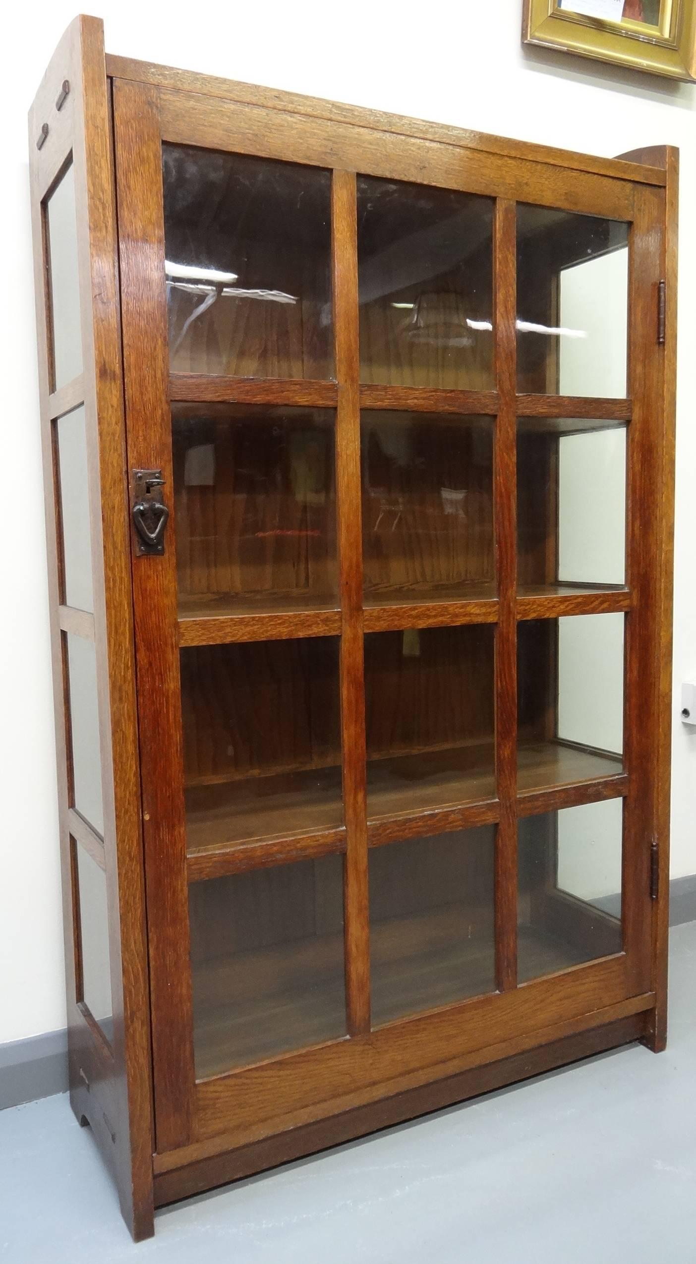 Arts & Crafts Mission Bookcase Oak Cabinet by Gustav Stickley circa 1903 For Sale 2