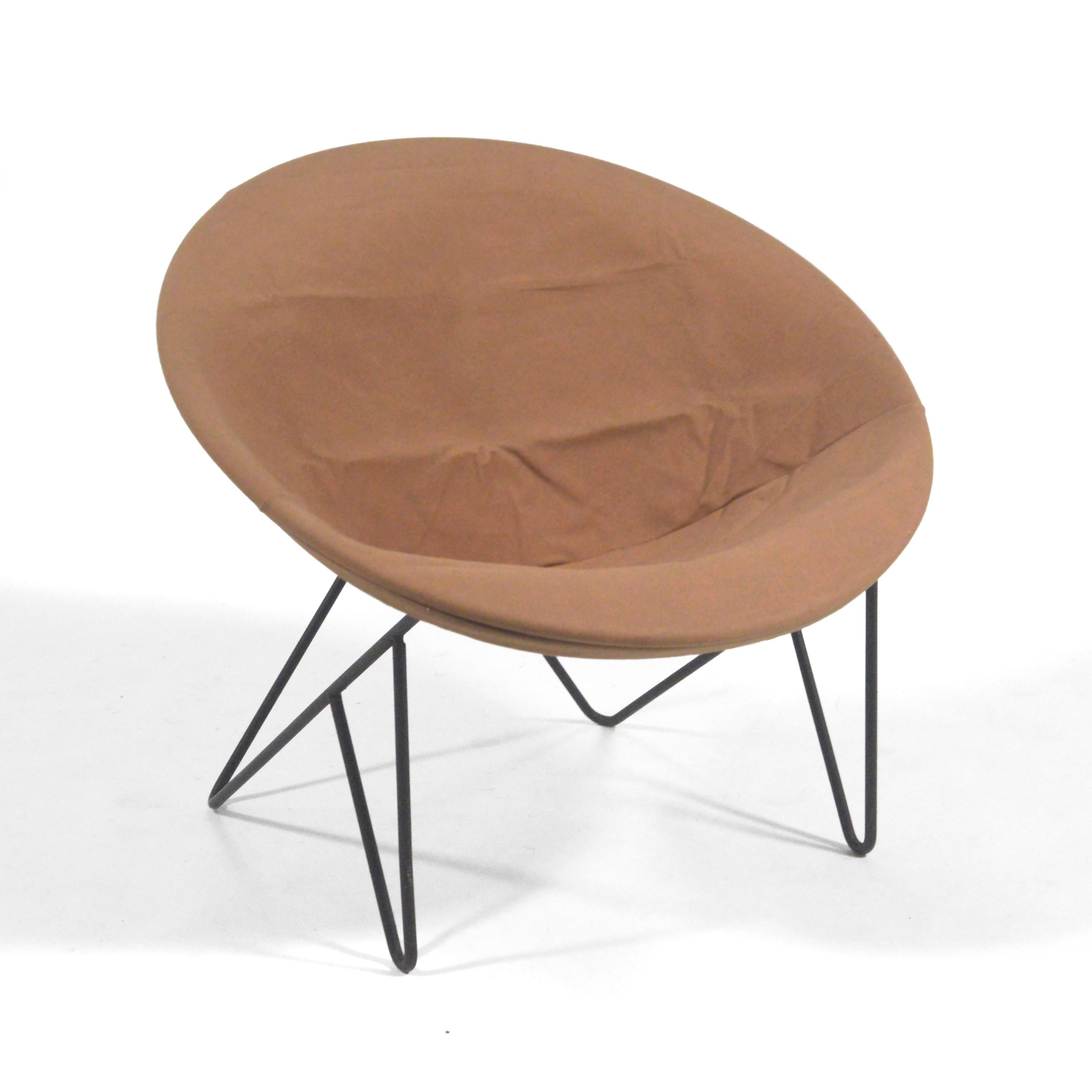 Dieser Sessel von Hedstrom ist ein markantes Design aus der Mitte des Jahrhunderts aus Schmiedeeisen mit einer Sitzfläche aus Segeltuch. Er hat eine dynamische Qualität, ähnlich wie der Schmetterlingssessel von Hardoy. Besonders erwähnenswert ist