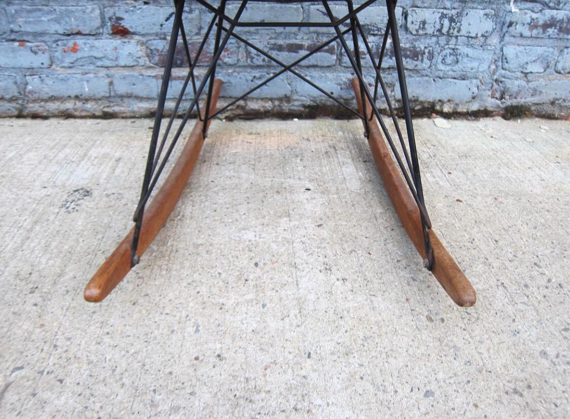 Rare Early Herman Miller Eames RKR-2 Rocking Chair with Bikini Pads (Moderne der Mitte des Jahrhunderts)