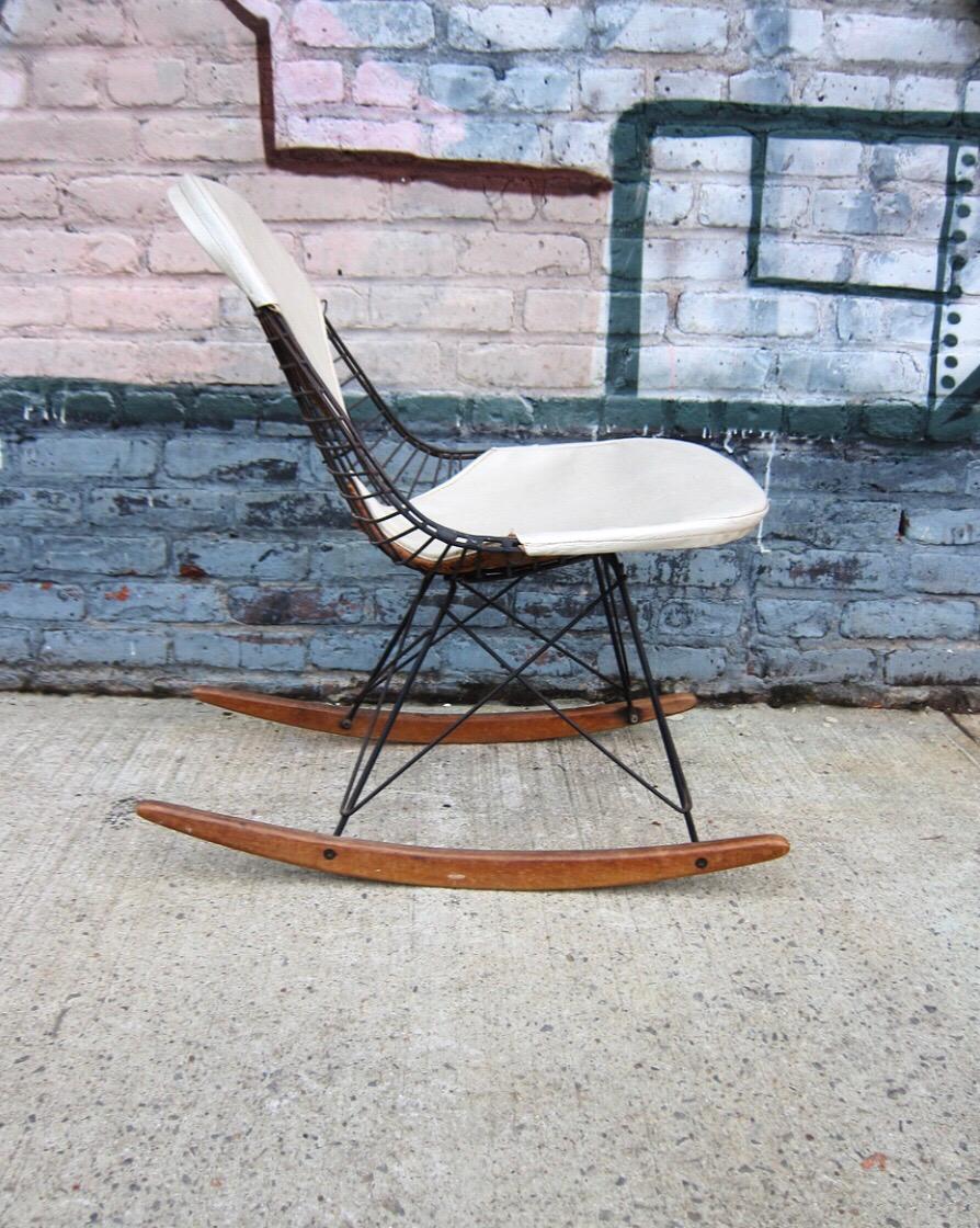Rare Early Herman Miller Eames RKR-2 Rocking Chair with Bikini Pads (amerikanisch)