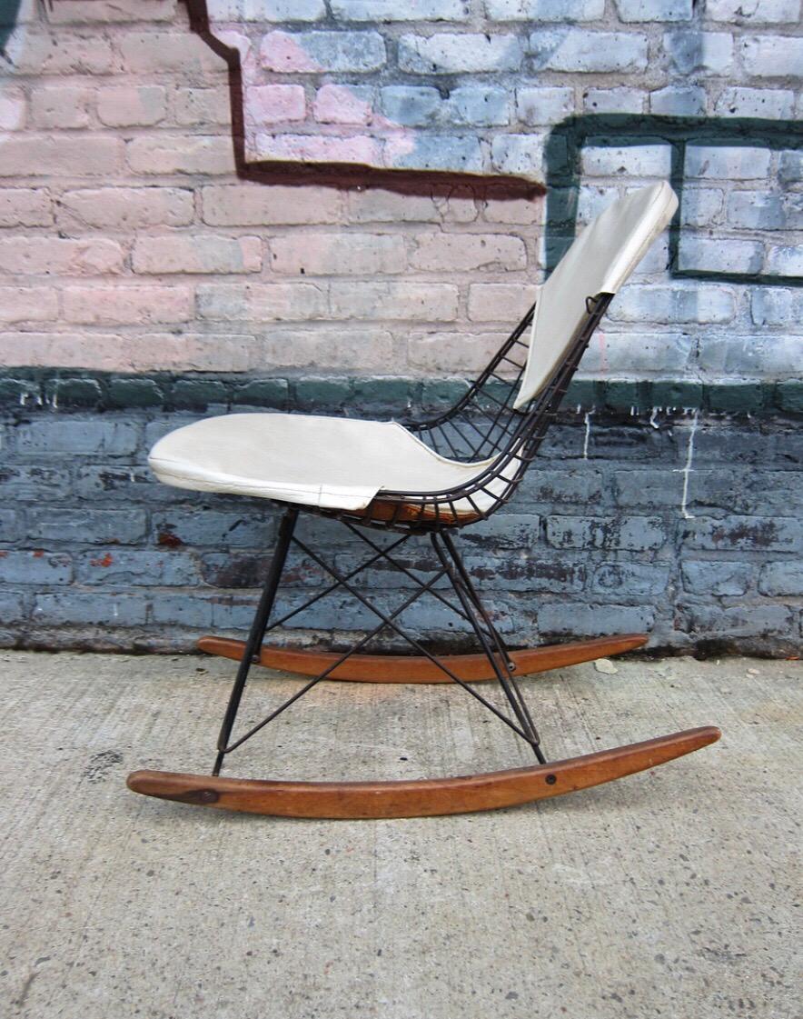 Rare Early Herman Miller Eames RKR-2 Rocking Chair with Bikini Pads im Zustand „Gut“ in Brooklyn, NY