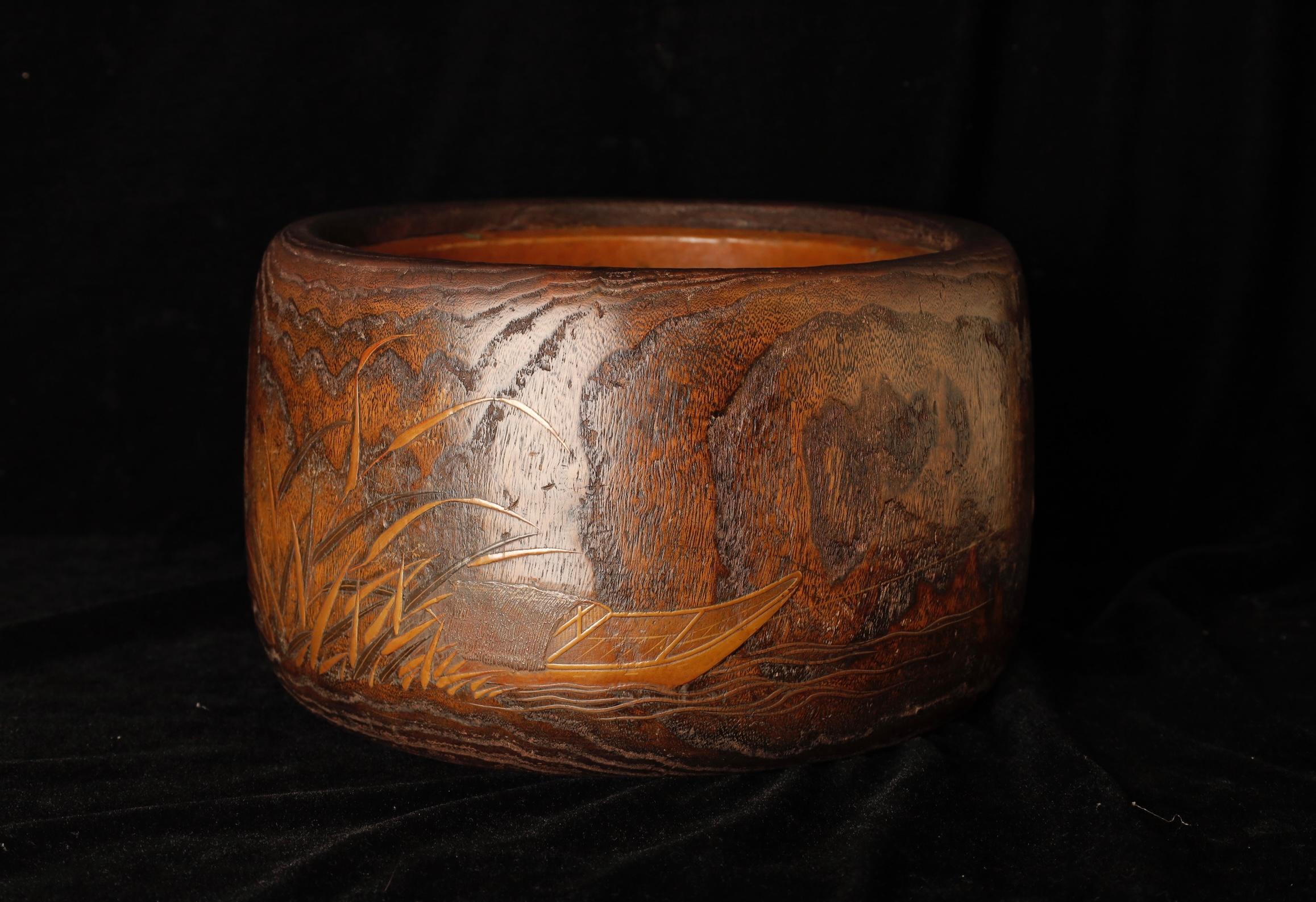 Rare Early Japanese Hibachi with Unique Makie Lacquer Scene, 19th, planter (Japanisch) im Angebot