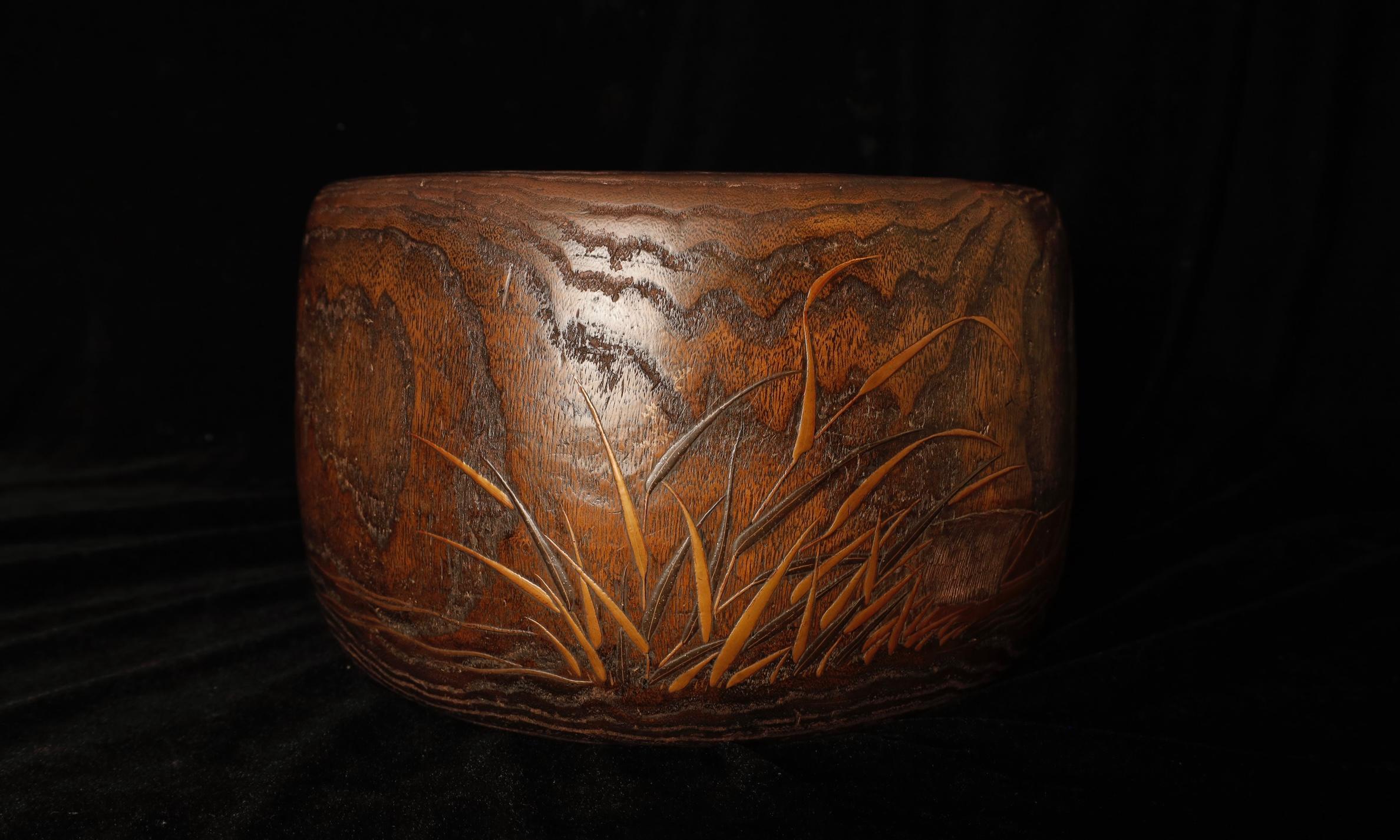 Rare Early Japanese Hibachi with Unique Makie Lacquer Scene, 19th, planter (19. Jahrhundert) im Angebot