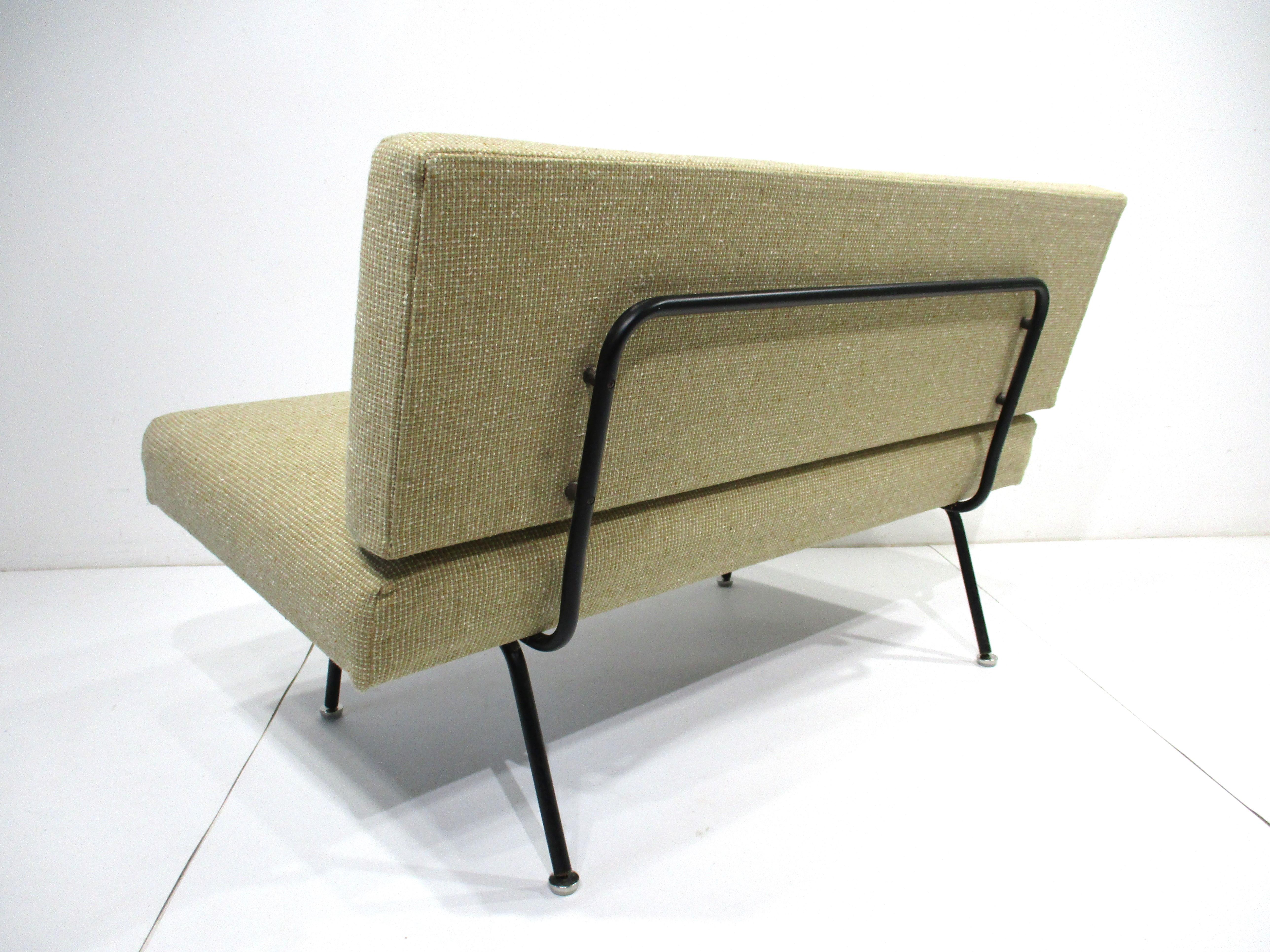 Rare Early Knoll Tubular Steel Base Settee # 32 by Florence Knoll   In Good Condition For Sale In Cincinnati, OH